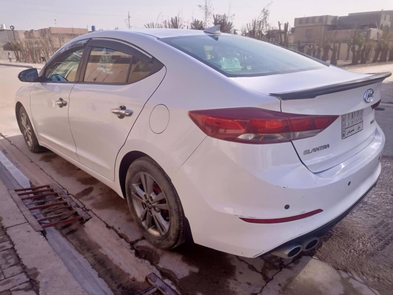 السلام عليكم سيارة نوع النترا موديل 2017 بأسمي وارد امريكي السياره جاهزه كير مكينه حداديه تدفئة  تبريد مكينة 2000دوش السياره السعر 115 وبيها مجال حك الجية ليبل واحد حادثها مرفق بالصور  رقم الهاتف ***********
