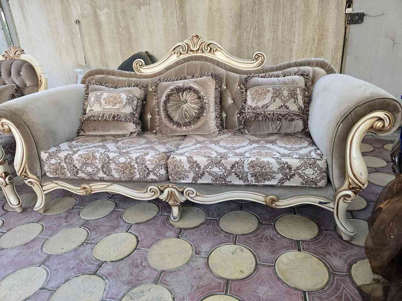 السلام عليكم 

تخم مستخدم للبيع تركي رئاسي ثقيل ٦ قطع
 ثنين قنفات و ٤ كراسي وكوشات مالاته مثل ما مبين بالصور مكاني بغداد الرصافه عارضه ب مليون و٢٠٠ 
للاستفسار اكثر واتساب ***********
