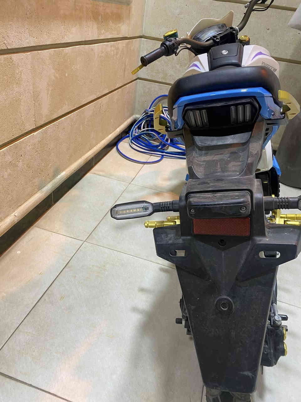 دراجه بطح قفاز شحن شهرين مستخدم بطاريه ٦ ملف ٢٥٠٠ سرعه حقيقيه ٩٥ سعر٩٠٠ وبي مجال عنوان كركوك رقم ***********
موصفات
قفل استيرن
نضام رجوع الى الخلف
تشغيل عن بعد
