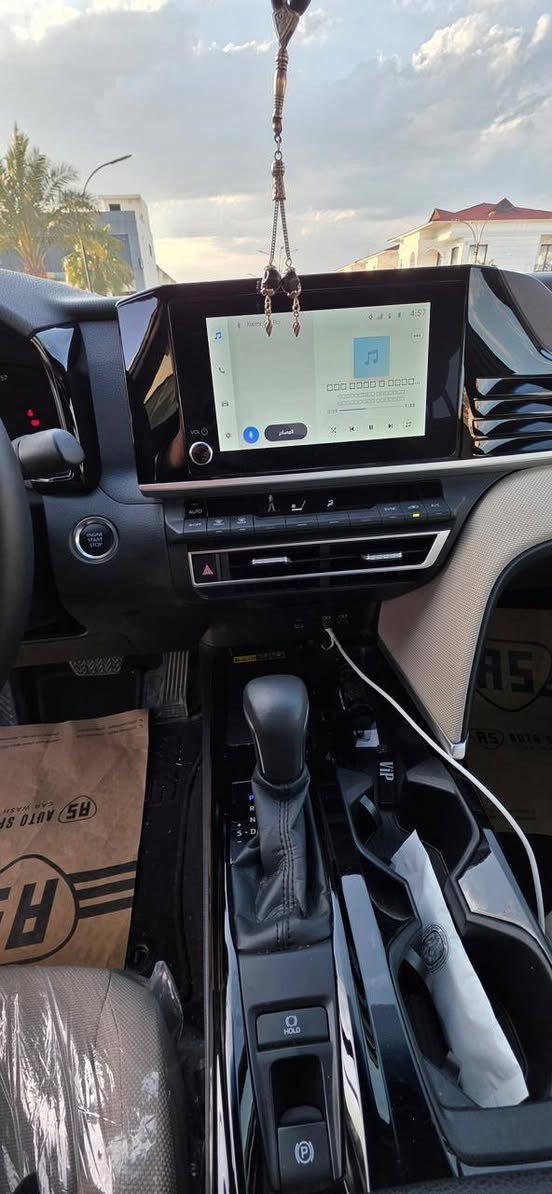 السلام عليكم
كامري 2025 للببع 

ماشية 9 الالف اخت الزيرو 

رقم كاتي شمالي 

((وكالة جيهان))

مواصفات Le خليجب 

محرك 2.5 لتر 4 سلندر

 • نظام بنزين

 • قوة تقريباً 225 حصان

 • ناقل حركة أوتوماتيك CVT

 • دفع أمامي (FWD) 

•ويلات ألمنيوم 17 إنش

 • مصابيح LED أمامية وخلفية

 • إضاءة نهارية LED

 • مرايا جانبية كهربائية مع إشارات

 • كاميرا خلفية

مقود متعدد الوظائف

 • شاشة معلومات للسائق

 • شاشة لمس للنظام الترفيهي

 • Apple CarPlay

 • بلوتوث

 • 6 سماعات

 • مكيف أوتوماتيك مع فتحات خلفيه

وسائد هوائية أمامية وجانبية وستارية

 • نظام تثبيت السرعة

 • فرامل يد إلكترونية

 • نظام مانع الانزلاق

 • نظام مساعدة الفرامل

 السياره موجوده في اربيل التواصل خاص


**إذا كنت صاحب هذا الإعلان وتريد حذفه لأي سبب، رجاءا أرسل رسالة إلى الدعم الفني**