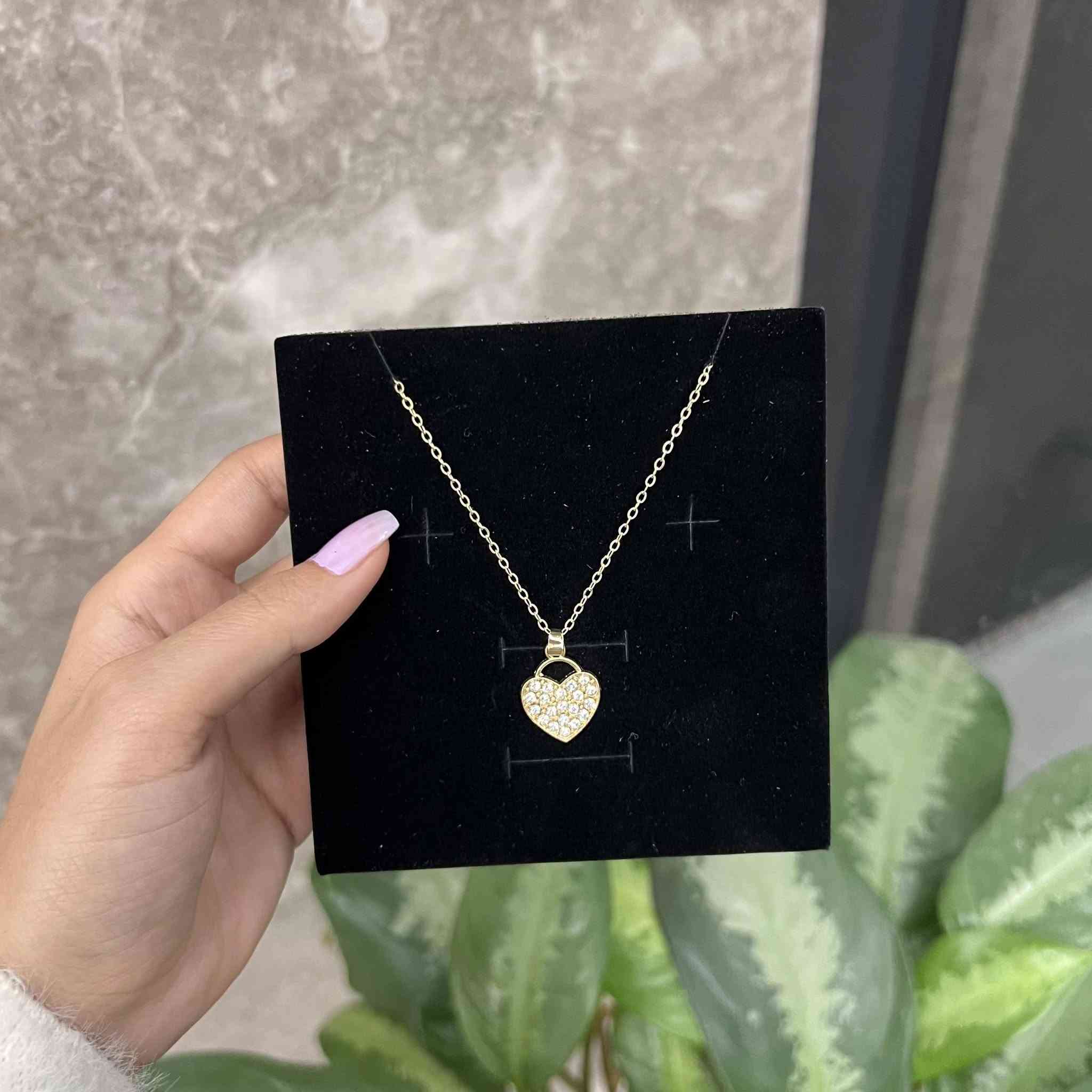 🎁 جوانترین دیاری تەنها بە 15 هەزار! "بۆکسی شاهانەی گوڵ و ملوانکە" ✨
ئیتر بۆ دیاری مەردۆخە! ئەم بۆکسە ناوازەیە سحر و جوانی گوڵ و بریقەی ملوانکە لە یەک کاتدا کۆدەکاتەوە بۆ ئەوەی دڵی خۆشەویستەکەت پێ خۆش بکەیت:
دیزاینی شاهانە: بۆکسێکی سووری شیک کە لە دوو لایەوە دەکرێتەوە و بە قردێلەیەکی جوان ڕازاوەتەوە.
دڵێک لە گوڵ: لە ناوەوە دڵێکی مەخمەڵی لە گوڵی سوور، لەگەڵ نووسینی ناوازەی LOVE IS ETERNAL.
سوپرایزی شاراوە: دەرهێنەرێکی (قەناتێکی) ژێرەوە کە ملوانکەیەکی زێڕینی تێدایە بە هەڵواستراوی دڵ و بە مرواری درەوشاوە ڕازاوەتەوە.
💰 نرخ: تەنها 15 هەزار دینار!
🚚 نرخی گەیاندن: تەنها 5 هەزار دینار بۆ هەموو شارەکان! (سعر التوصيل 5 آلاف فقط لجميع المدن).
📞 بۆ داواکردن و حجزکردن (واتساپ یان پەیوەندی): ***********
✨ بڕی بەردەست سنووردارە.. ئێستا داوای بکە و ساتێکی لەبیرنەکراو دروست بکە! ✨
