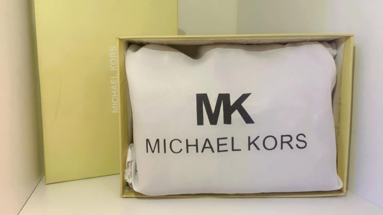 ✨ حقائب MK النسائية… فخامة بتوقيع عصري ✨

استمتعي بإطلالة تعكس ذوقك الرفيع مع تصاميم Michael Kors التي تجمع بين الأناقة الأمريكية العصرية واللمسة الأنثوية الراقية.

👜 تصاميم أنيقة تناسب العمل والمناسبات
🎨 ألوان كلاسيكية وعصرية تناسب كل إطلالة
🧵 خامات عالية الجودة وتفاصيل متقنة بشعار MK المميز
✨ مزيج مثالي بين الفخامة والعملية اليومية

حقيبة MK ليست مجرد إكسسوار… بل قطعة تعكس حضورك وثقتك في كل خطوة.

تألقي اليوم… واختاري MK عنوانًا لأناقتك. 💫


**إذا كنت صاحب هذا الإعلان وتريد حذفه لأي سبب، رجاءا أرسل رسالة إلى الدعم الفني**