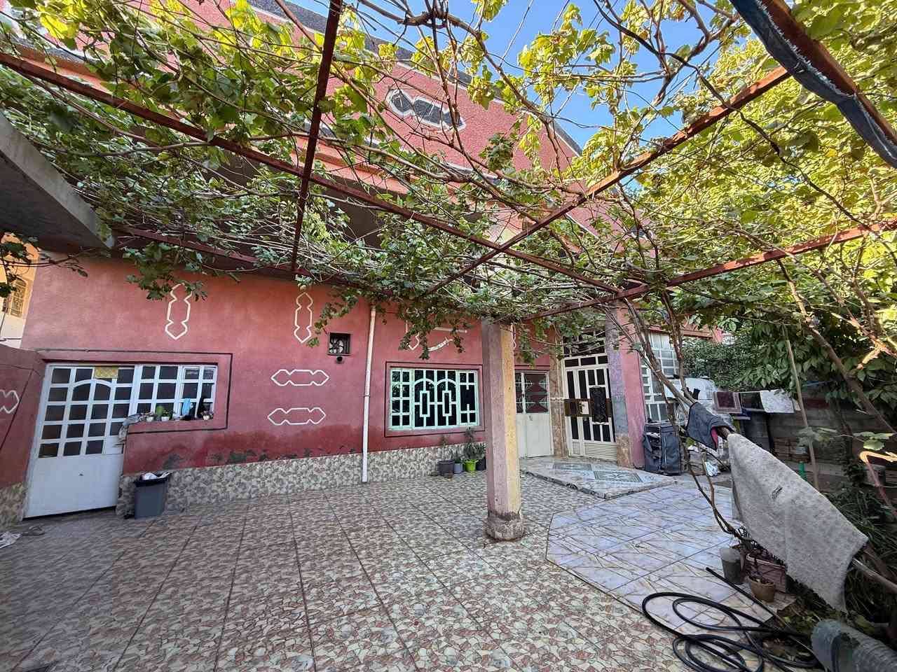 السلام عليكم
بيت للبيع المساحة 265 متر طابو صرف يتكون البيت من مطبخ وصالة وهول وغرف نوم عدد 2 ومجموعة صحيات +مخزن +حديقة +كراج 

العنوان بهرز /شارع الدفاعي مجاور جامع الرحمن 

للاستفسار الاتصال على الرقم ***********
