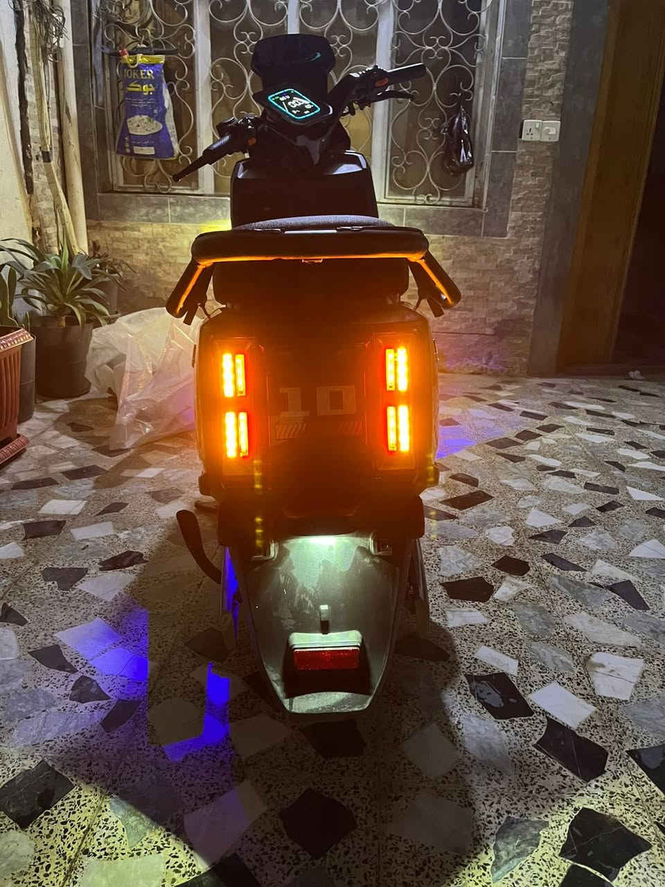 دراجه صاعقه للبيع الدراجه نقصها بس جاملغ امامي سعره 15 ألف وبيها كسر بالكفر الكدام امصلح وما مبين بطارياتها 6 مسطره جديدات بيها نضام R ونضام P  ونضام USP تشحن جهازك منها ومثبت سرعه وشاشه اعطال استاند تعليق و استاند جانبي لايتات عالي ناصي أربع سرع وبيها دكمه ال TSC تنطيك سرعه إضافيه سرعتها 85 تمشيك 80 كيلو حقيقي سعر 600 وبيها مجال 
عنوان بغداد البلديات شارع المصرف 
***********
