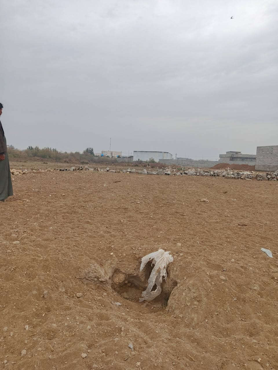 سلام عليكم ورحمه الله وبركاته عندي قطعه اللبيع مساحه 200متر للبيع كامل على اخر حبايه  كهرباء ماء كله موجود الموقع شارع السكلات رقم الهاتف ***********
