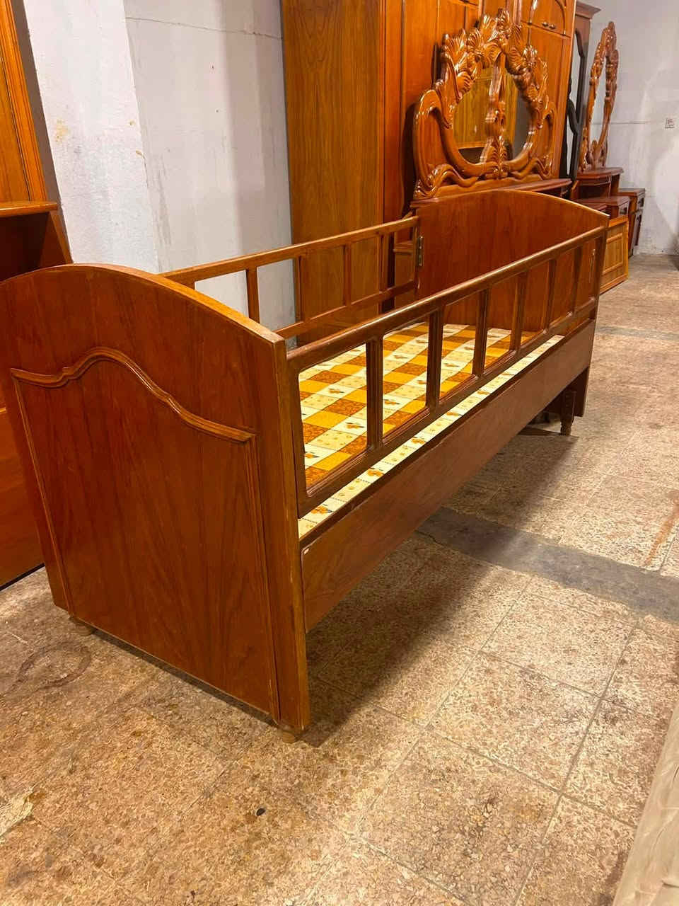 تخت طفل للبيع 👶👩‍🍼🛌 ✨✨🛎🛎
محجل مهوكن ثابت ومتحرك صاج شغل توصي ثقيل 
السعر 90 الف 
للاستفسار الاتصال على الارقام
اسيا 📞(***********)
كورك📞  (***********)
عنواننا 
الحدباء سايدين الصديق معرض عمار ابو حمزه قرب كماليات سند ❄️⭕️⭕️
مستعدون لشراء غرف النوم والكناتير الصاج 👍🏻
