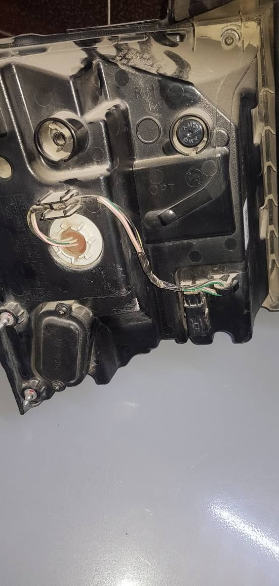 بك لايت سورنتو ٢٤ ٢٥ ٢٦ جامته مكسورة فقط للأستفسار ***********
