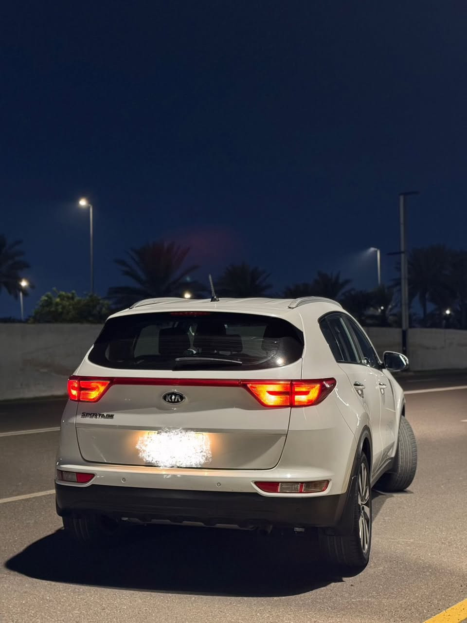 سلام عليكم
كيا سبورتج 2018 
للبيع سياره جديده بمعنى الكلمه
استخدام شخصي بسمي تحويل نفس اليوم ماشيه 122 الف مكفوله من الضربه والكص وصبغ كير مكينه مكفولات
وكاله الشركه الدوليه 
مري ترحيب 
حساسات 
السياره ثلاث وضعيات قياده 
منضومه زينون  LED
محرك ٢٠٠٠ دوش 
گير AT المرغوب
العنوان حي الجهاد
***********
