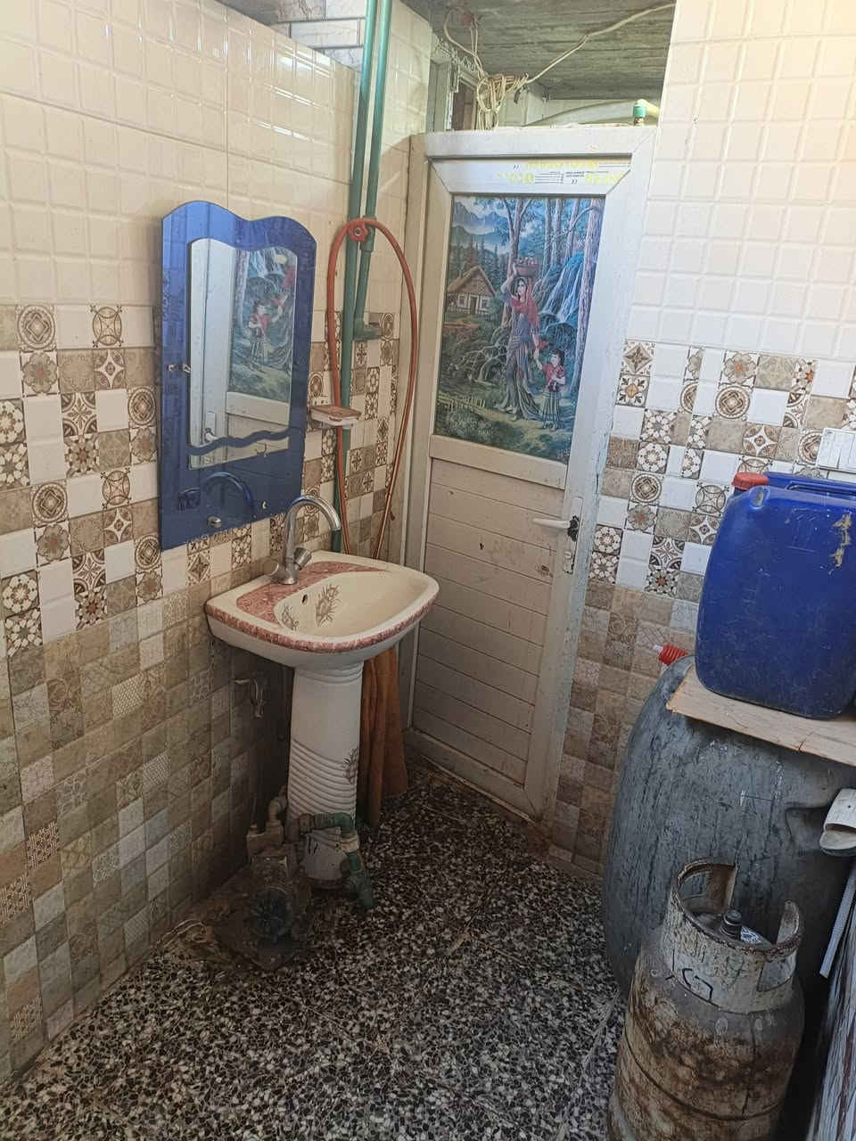 سلام عليكم
نص قطعة طابيقن وبيتونة 8 أمتار 
طابيقن الثاني ولبيتونة صب بنا 2023
قطاع 44 مقابيل البيت شارع عريض  
ثاني فرع من شارع ستين 
البيت بي درج خارج وداخلي 
يصح مشتمل 
***********
