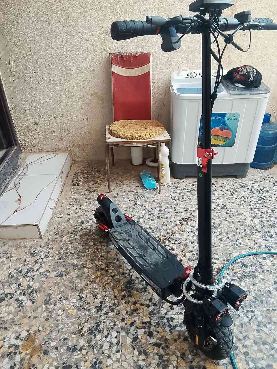 سكوتر شحن اوربي. جديد بلكارتون.  لوك.  شرط ما ماشي مواصفات. اوربي. شرط برغي ما مفتوح بي  تايرات جبلي نضيف جدا.   يقطع الشحنه الوحده مسافه 50 كيلو ***********
