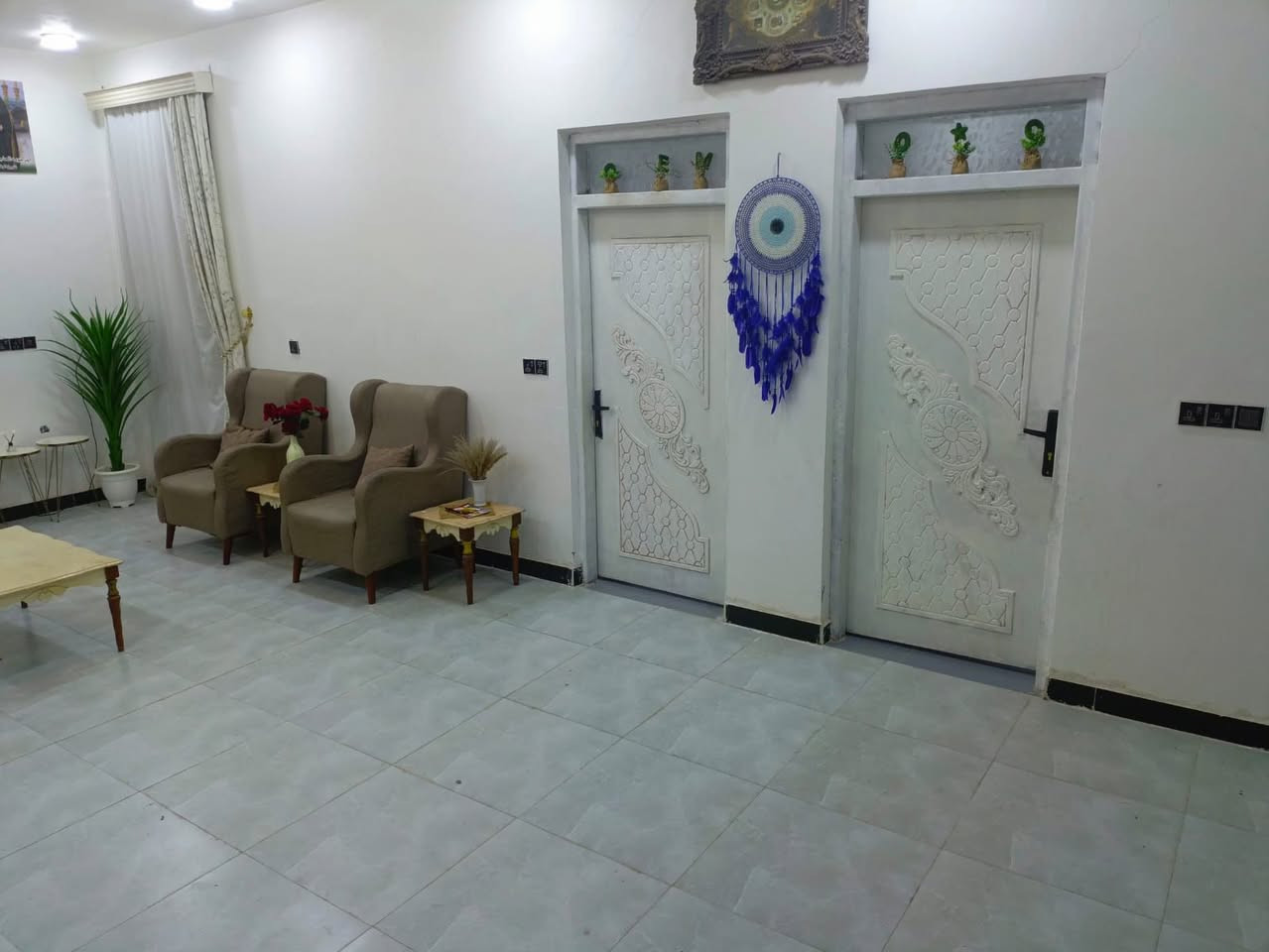 دار للبيع او المراوس  بفرع المغتسل شارع ملعب المختار خلف محطه الغسل السيارات طابو زراعي المساحه 250 بناء حديث غرفتين2 5×4ونص صاله 9×4 مطبخ 6×5 ديوانيه 7×4 ونص طارمه كبيره حديقه صحيات داخليه وخارجيه السطح شتايكر
 البيت السعر 130 مليون وبيه مجال 
للتواصل
 ***********
***********
