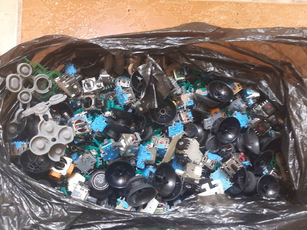 سلام عليكم ورحمة الله وبركاتة
هذني مدري شنوا بطاريه وخرايط وهواي اشياء 
مال اتاري 
مكان كركوك توصيل ماعندي 
سعر 25الف


**إذا كنت صاحب هذا الإعلان وتريد حذفه لأي سبب، رجاءا أرسل رسالة إلى الدعم الفني**