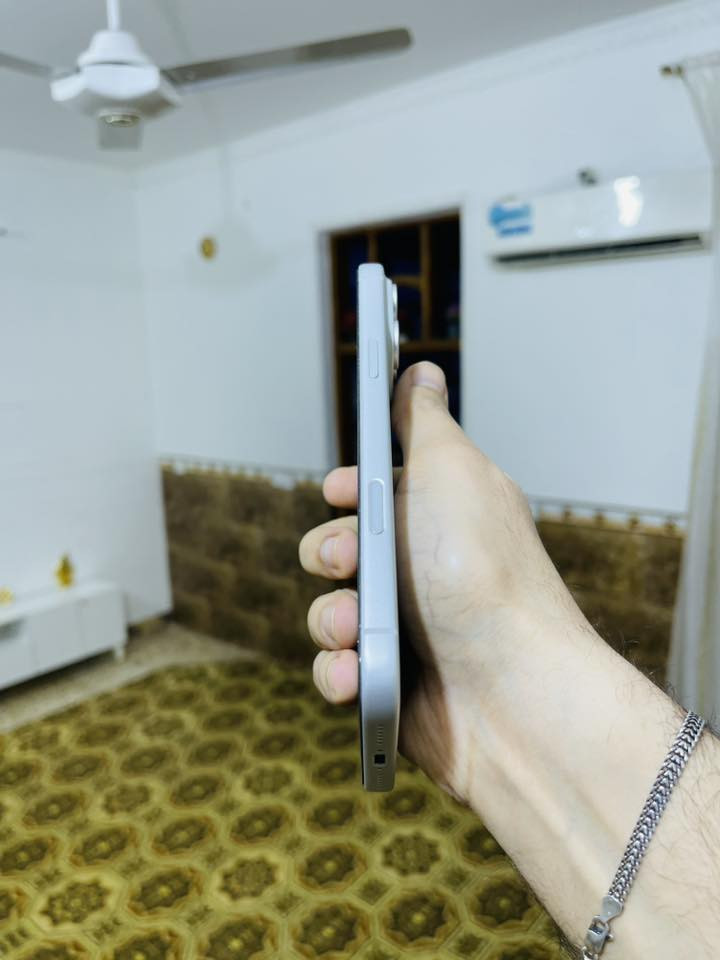 السلام عليكم ايفون 17 برو ماكس ذاكره 513
ملاحظه (512) المرغوب والنادر
اللون سلفر المرغوب
مشحون 22 مره 
الجهاز اذا تلكه بي خدش يرجع
جهاز اجاني هديه من الخارج واريد ابيعه
السعر 2200 وبي مجال كلش قليل
تواصل ***********
