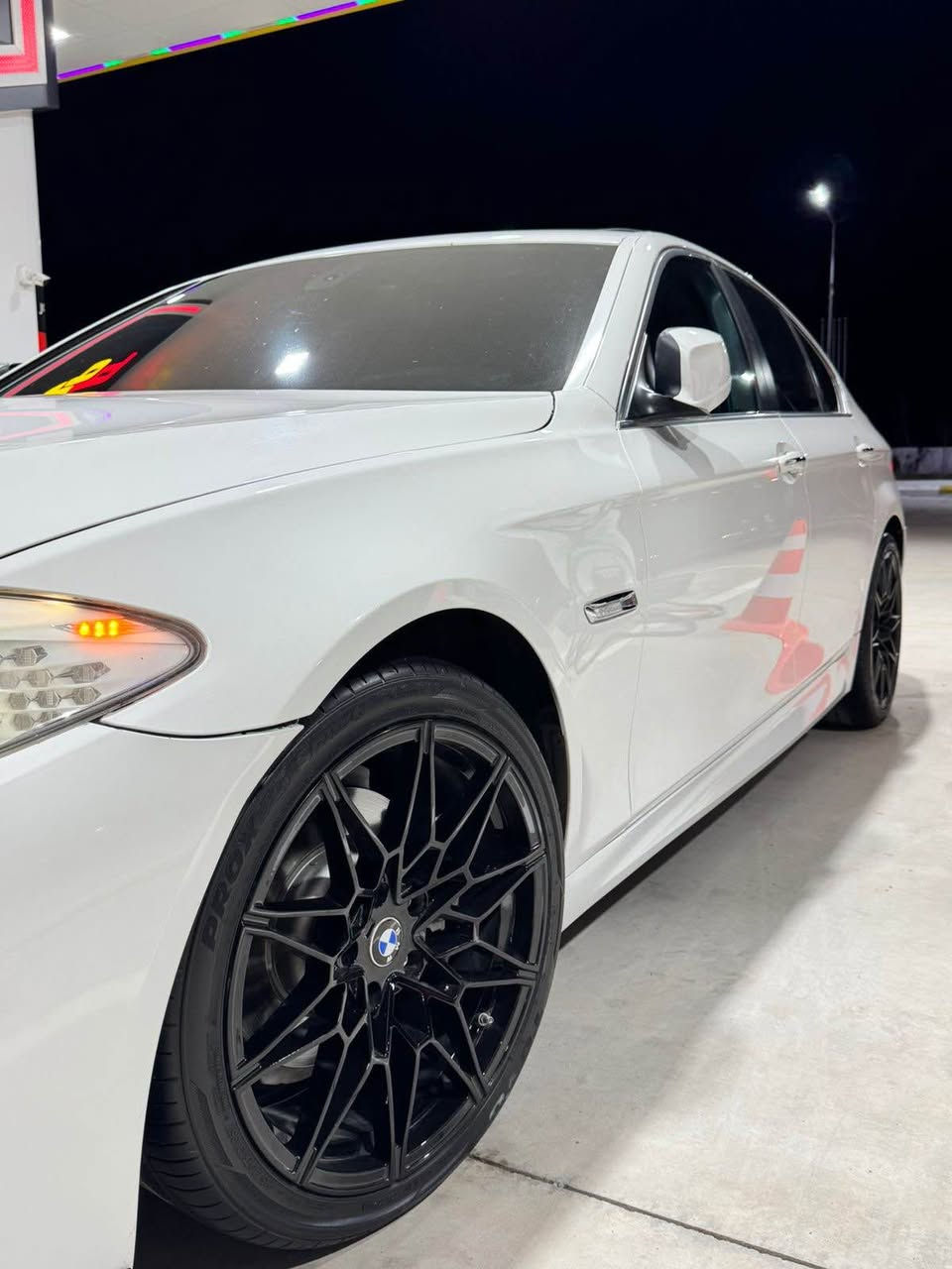 بەناوی الله
bmw f10 2013 528i turbo
سەیارەکە بێ بۆیاخە 
بێ سارد بێ شوخت بێ قەڵەمکاری
داونپایپی لەسەرە 
هێدەرسی لەسەرە
پلاکی ڕەیسینگ
فیتپەمپ ڕەیسینگ
دەبڵ سیستم ساڵەنسا و پۆپ کۆڕن
سەماعەئەڵپاین
دەعامی ٢١ لەسەرە
چوار تایە و ویلی لۆکی لەژێرە 
لە ڕەقەم بۆ ڕەقەم بەشەرت
موشتەریت لەسەر چاومی 
نرخی ١٢٢ گەڵا و مەجالێکی زۆۆر کەم
*********** حلبجة, السليمانية
