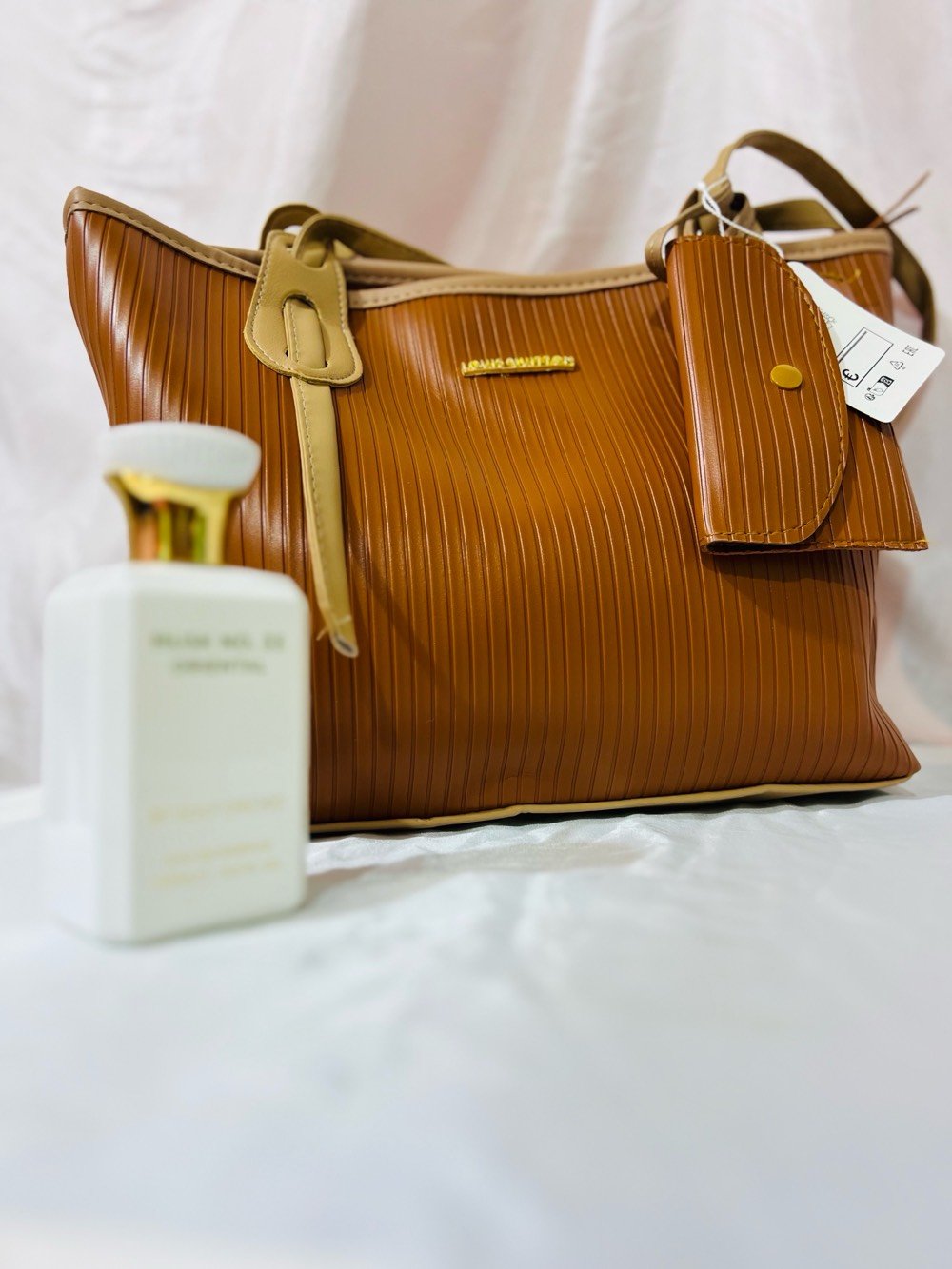 جنطة نسائية كبيرة وعملية
كوالتي عالي عدة الوان متوفرة