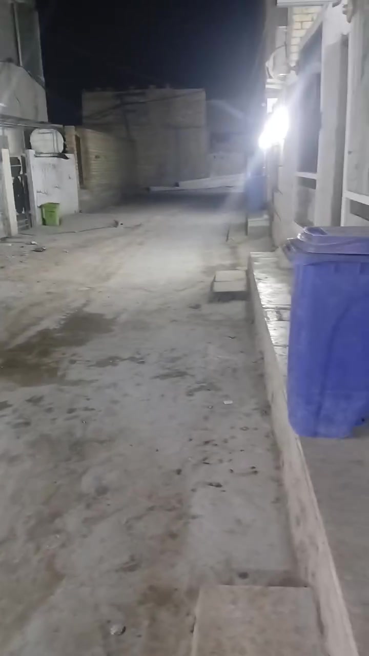.بيت مساحته ٧٥متر الواجهه خمسه متر يحتوي على غرفتين وستقبال وصاله وحمام داخلي وصحيات خارجيه وصحيات بل طابق الثاني ومنور بل دسيم قريب الشارع العام يطل على دربونتين لستفسار انتصل ***********
