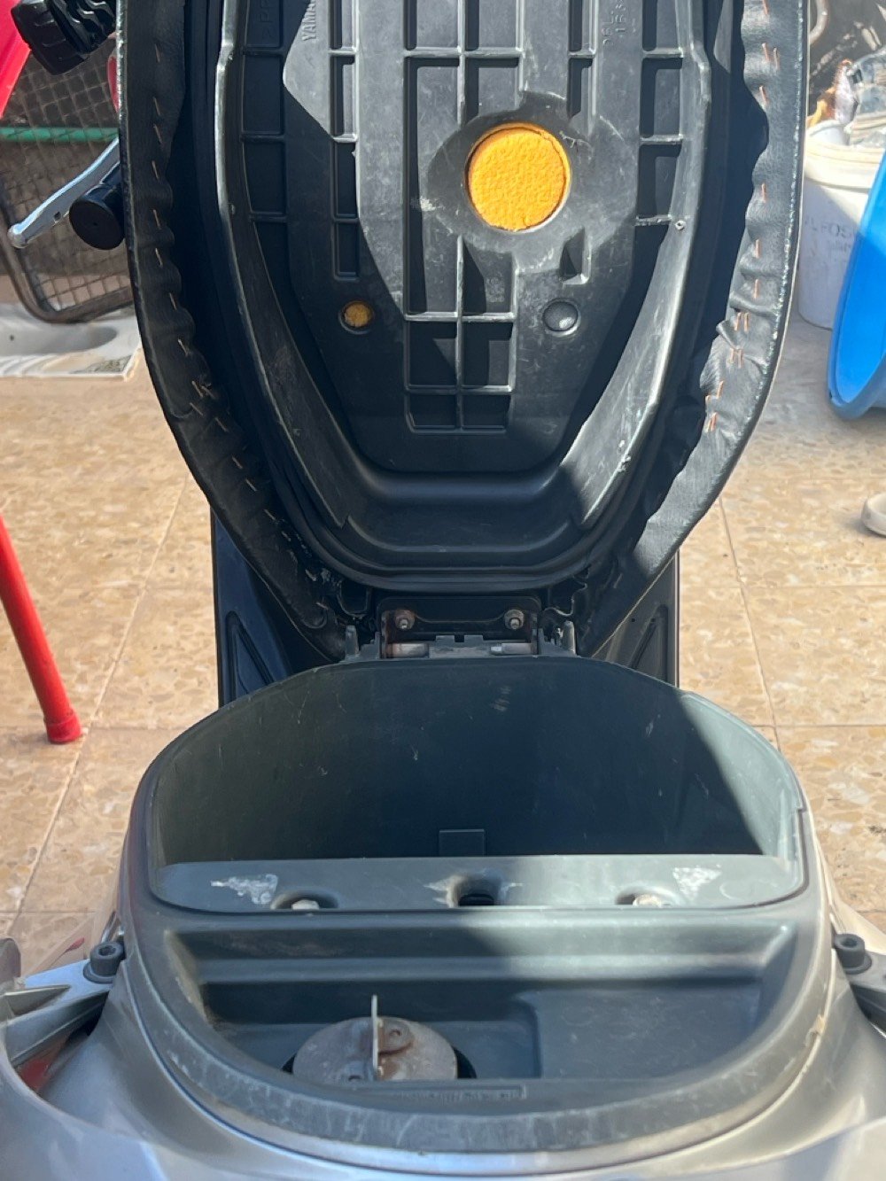 هذه دراجة نارية Yamaha Breeze DX بحالة جيدة. تصميم أنيق وأداء ممتاز يناسب التنقل اليومي داخل المدينة. الأضوية الأمامية والخلفية فعالة وتوفر رؤية جيدة. 

المواصفات:
- العداد: حوالي 9033 كيلومتر
- اللون: فضي 
- الوقود: بنزين
- التخزين: مساحة تخزين مناسبة تحت المقعد

مناسبة لعشاق الدراجات الباحثين عن تجربة قيادة مريحة وعملية.