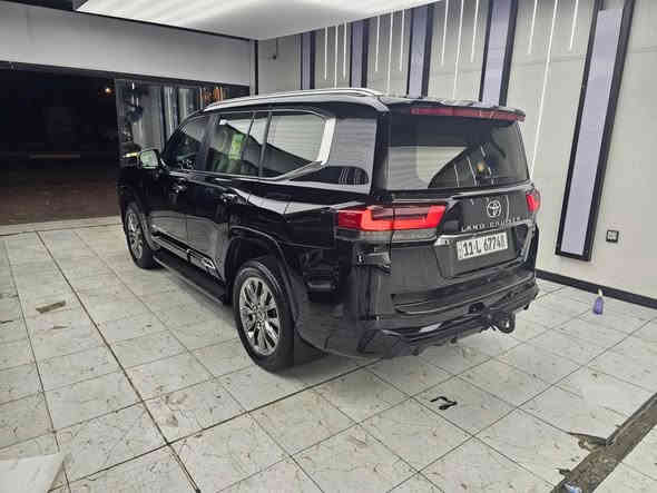 السلام عليكم 
للبيع تويوتا لاندكروزر 
موديل 2024 
VX لمتدد فول مواصفات 
بريم اصلي رادار امامي وتحديد مسار و5 كامرات وكراسي تدفئة وتبريد حتى الخلفيات والكراسي كلهن كهرباء حتى ال7 راكب هم كهرباء وكرسي السايق  خزن ميموري وبقية المواصفات المعروفة باللمتدد الvx 
السيارة مغلفة PPF من جانت زيرو ضمان 15 سنة 
مكفولة كفالة عامة عدا ملاحظة جدا بسيطة 
ماشية 12 الف جديدة جدا بحالة الزيرو 
رقم بغداد الجديد وبأسمي تحويل مباشر 
السعر 800 وبيهة مجال 
***********
*********** بغداد
