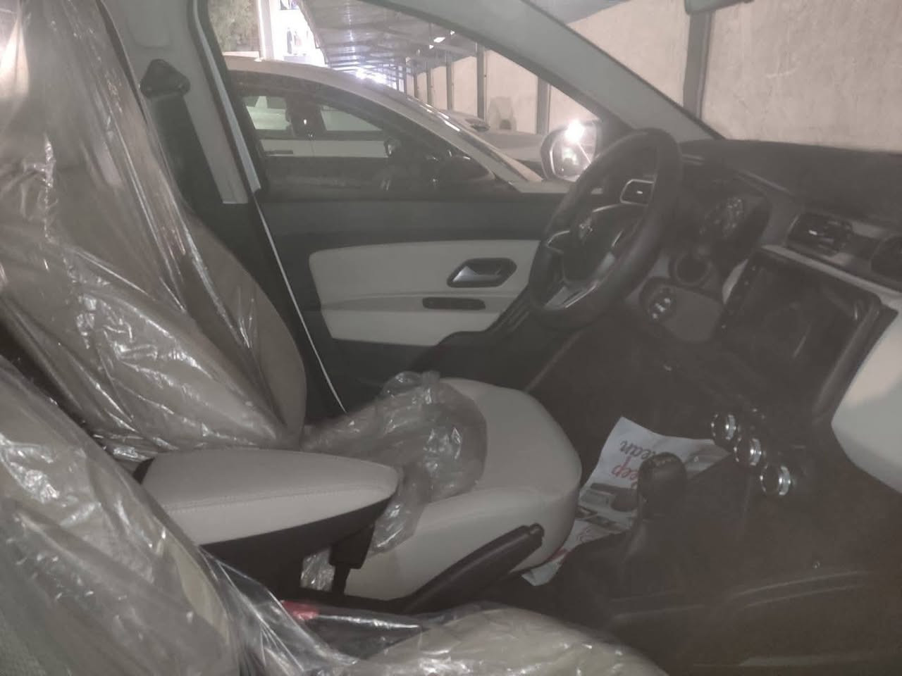 مكلف بالنشر... ✍️ 
🚘 انتبـــــاه... عرض حصري
​📣 لُگطة العمر "زيرو" وبخسارة كبيره من قبل البائع.. رينو داستر 2025 بتراب الشركة! 📣
​(للبيع أو المراوس.. استلام قبل 4 أيام فقط!)
​الله يشهد السيارة واصلة عليّ بـ 29 مليون دينار، والبيع بداعي الحاجة الملحة للنقد (الكاش)، ومبروك مقدماً على صاحب النصيب!
​📍 حالة السيارة: زيرو شركة (غير مستخدمة تماماً). استلام يوم 1 بشهر السادس من شركة زيسكو العالمية (فرع بابل - طريق حلة نجف داخل الشركة العامة لصناعة السيارات).
🛞 الممشى: 96 كم إلى 105 كم فقط! (مسافة الطريق من الشركة للبيت من الحلة للإسكندرية).
🛡️ الضمان: مكفولة كفالة عامة من كل شيء، وتحت الضمان المصنعي الشامل (3 سنوات صيانة من الوكالة) + السيارة مؤمنة بالكامل.
​⚙️ المواصفات الفنية والتقنية (تحفة اقتصادية وعائلية)
​المحرك: 1600 تيربو (تكنولوجيا يابانية قوية جداً واقتصادية جداً بالوقود - مشت 80 كيلو وتبريد ما طفه وما صرفت غير دبه ونص بنزين!).
​ناقل الحركة: أوتوماتيك سلس.
​التحكم والقيادة: استيرن كهربائي خفيف للغاية + نظام متطور لمساعد صعود المرتفعات (Hill-Start Assist) + مثبت ومحدد سرعة + مانع انحراف.
​الأمان والسلامة: نظام مانع الانزلاق الذكي (ESP) + مكابح ABS + وسائد هوائية (Airbags) لحماية الركاب وأنظمة ثبات متكاملة.
​الرفاهية والراحة: تشغيل ذكي (بصمة)، تبريد ثلاجة رقمي عالي الكفاءة، مصابيح LED نهارية، شاشة عرض معلوماتية متطورة، كاميرا خلفية مع حساسات بلادية.
​📄 وضع الأوراق والترقيم
​السيارة حالياً فحص مؤقت (رقم بابل حرة)، وتتحول وتترقم باسم المشتري مباشرة من أول قيد فوراً بدون أي تعقيد.
​💰 عروض الأسعار وطرق الدفع (تسهيلات لأول مرة!)
​السعر بيه مجال بسيط جداً للجادين، ومتاح عدة خيارات للدفع:
​💵 نقداً (مع الرقم كامل): 27 مليون دينار (تستلمها مرقمة كاملة ومسجلة باسمك).
​💵 نقداً (بدون رقم): 25 مليون دينار (وأنت تروج المعاملة وتطلع الرقم على المنيفيست والفحص المؤقت).
​🔄 خيار المراوس: مقبول بشرط أن تكون السيارة الأخرى مكفولة وقيمتها بنصف سعر الداستر فما دون، والباقي يُدفع كاش.
​📈 خيار الأقساط (بمجموع 32 مليون): تدفع نصف المبلغ كاش (16 مليون)، والباقي أقساط شهرية بقيمة 550 ألف دينار شهرياً (بشرط كمبيالة عدلية ضامنة).
​📍 مكان السيارة والمعاينة
​الموقع: بابل - الإسكندرية.
​📞 للتواصل والاستفسار المباشر (متوفر واتساب)
​الرجاء للجادين بالشراء فقط، يرجى الاتصال على الأرقام التالية:
​الهاتف الأول: ***********
​الهاتف الثاني: ***********
​✨ أخوية الغالي.. إذا مو من نصيبك السيارة،
ارجو مشاركة المنشور (شير)، فالدال على الخير كفاعله، لعلها تكون نصيب شخص محتاج هيج لُگطة ويدعيلك! ✨
