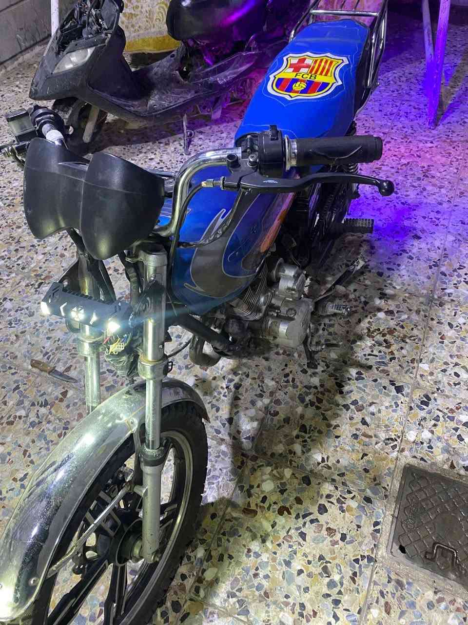 سلام عليكم 
ايراني ٥كير 
شغالة سلف وهندر 
مكينة ناعمة 
يحتاجلهة ترتيب
السعر ٢٥٠ 
عنواني جسر الدوار
***********
