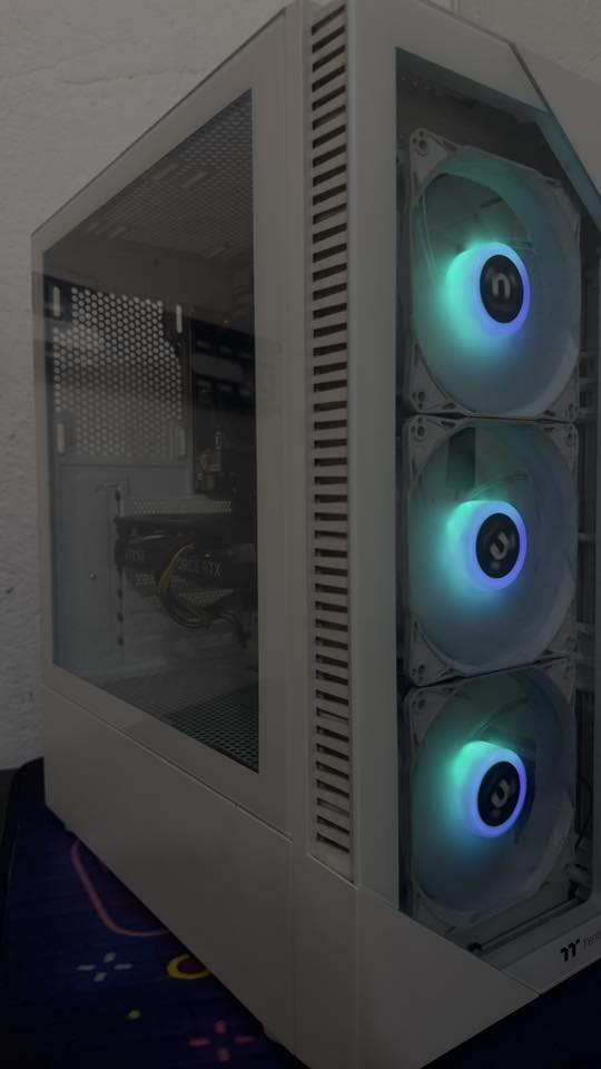 CPU: AMD 5500 TRAY
————————-
GPU: MSI VGA RTX 4060 VENTUS 2X BLACK 8G OC
————————-
M.B:MSI A520M-A PRO
————————-
RAM: XPG DDR4 16GB 3600MHZ. D35G WHITE RGB
————————-
SSD: 1TB GIGABYTE
————————-
POWER SUPPLY: THERMALTAKE -650W LITE POWER RGI
————————-
CASE: THERMALTAKE VIEW 200 TG ARGB WHITE
(3 FAN RGB)
————————-
السلام عليكم 
تجميعه احترافيه 
للالعاب القويه والمونتاج 
استخدام قليل جداً القطع عله وضع الشركه مامفتوحات حته الكارت بعده بالستيكر كل القطع برانداات قويه ومعروفه 
**** تحتوي وندوز اصلي مفعل
((كل شي موضح بالصور حته فحص كارت الشاشه تحت الضغط))
السعر: مليون و100 الف
العنوان: البصره - القبله
واتس اب : ***********

