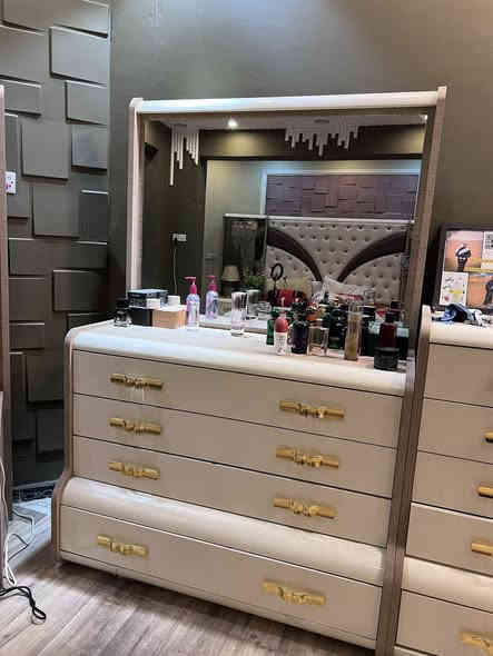 السلام عليكم 

غرفة نوم كبيرة للبيع
الخشب أصلي وفاخر مو عادي
النظافة مثل الجديدة
تقدر تجي وتشوف بعينك قبل الشراء
الاستفسار ع الخاص واتساب ***********
