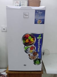 ثلاجه حجم صغير استخدام شهرين جديده وخير من الله مثل ما موضح بالفيديو ....