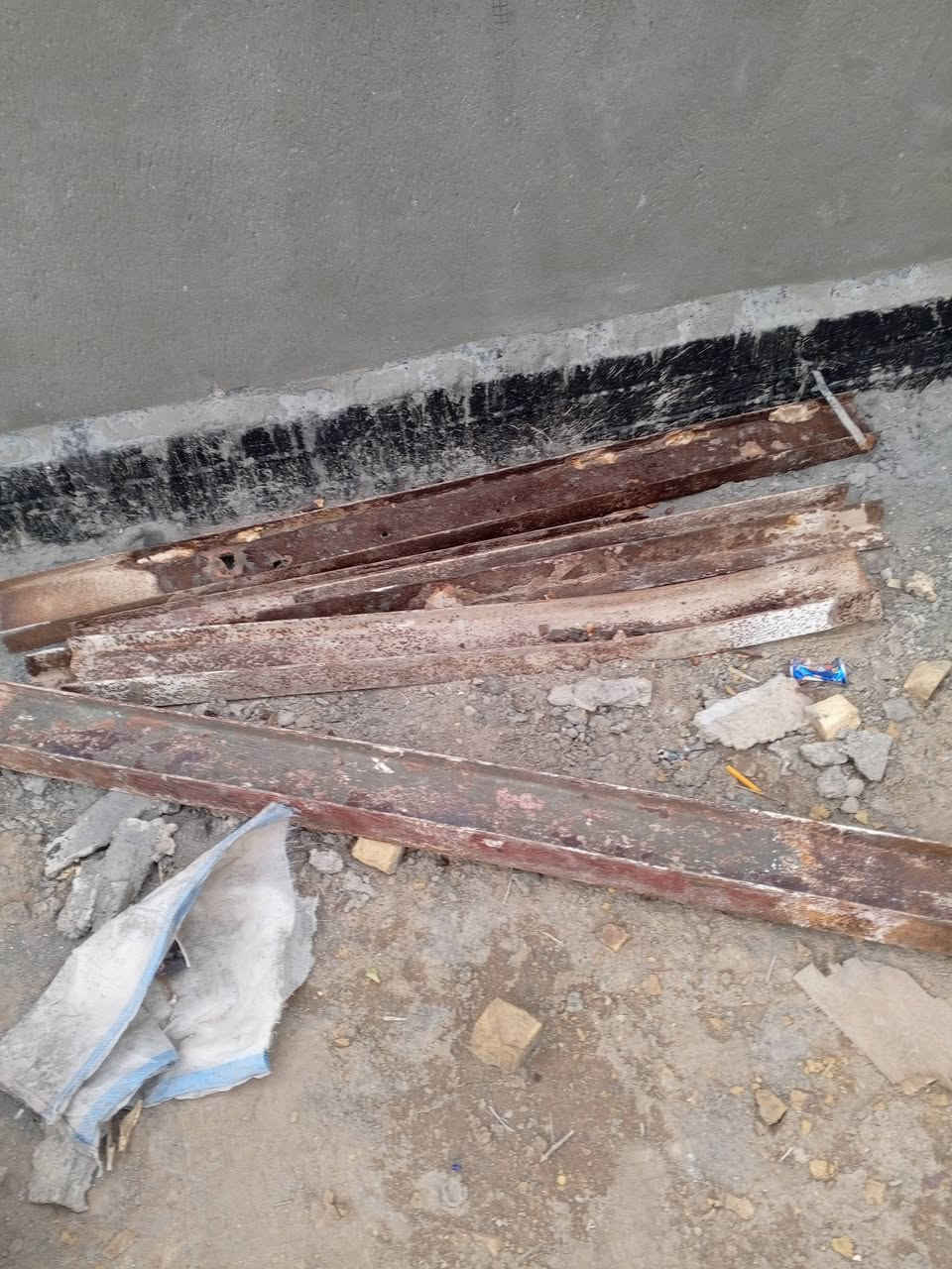 السلام عليكم ورحمه الله وبركاته شلمان للبيع اطوال مختلفه النظيف المتر 7.5 التعبانت المتر 5:30 مقاصير المتر 6 هنجلاين المتر 2 ونص المكان حله عوفي طفيل ال خماس هذا رقم تلفوني بيه واتساب***********
