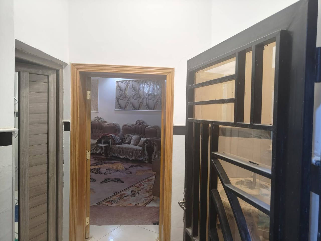 السلام عليكم بيت في كربلاء حي الرساله 200 متر قرب الشارع العام مال الكيات ثالث بيت عن الشارع العام  يحتوي على اربع غرف واستقبال وصاله ومطبخ وحديقه. السعر 280 قابل لتفاوض .لاستفسار اكثر ***********
