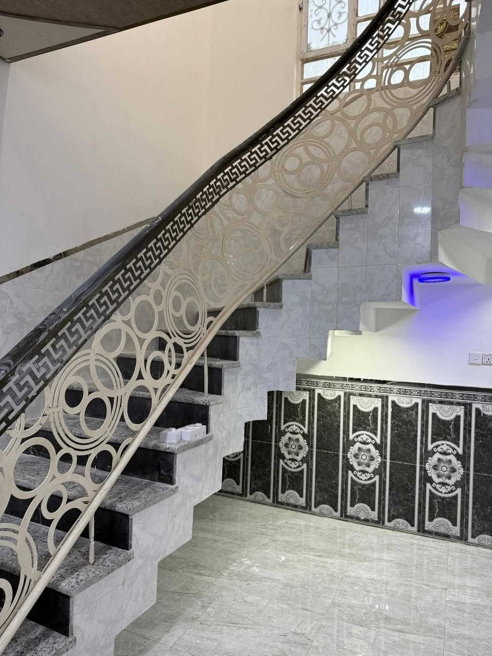 للبيع للبيع
#دار في منطقة ال 36 بيع مستعجل
#المساحة 125 متر طابق ونص
#بناء 2023-2024 جديد 
يحتوي على غرفتين اكبار وصالة كبيرة ومطبخ وبراني ومجمع صحيات عدد 2 وسطح وطارمة 
للاستفسار او كثر مراسلتنا على الخاص او الاتصال على الأرقام التالية أو مراجعة مكتبنا 
مكتب الفخامة للعقارات في السماوة 
الواقع في منطقة الحكم قرب مكتب العصائب القديم ومقابل باب متنزه الزهور
***********
***********
***********
