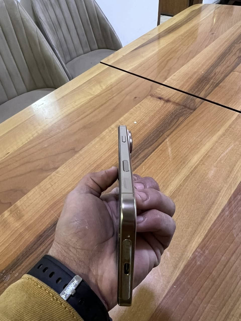 ايفون ١٦برو ماكس
لون تيتانيم صحراوي
الذاكره ٢٥٦
ضمان ماستر يخلص شهر ٩
نضافه ١٠٠٪؜
مستخدم شهر واحد 
سعره ١٦٠٠٠٠٠وبيه مجال قليل
متواجد واتساب***********
