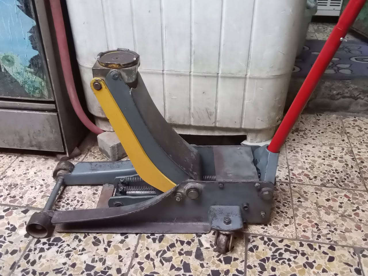 ⭕ يوجد توصيل لكافه المحافظات
جك عربانه تمساح  دبل بستم  نوع الثقيل جدا 5 طن القديم باب الاول شغال وعل الفحص خالي من اي نظوح ارتفاعه 51سم السعر 100الف 
***********
