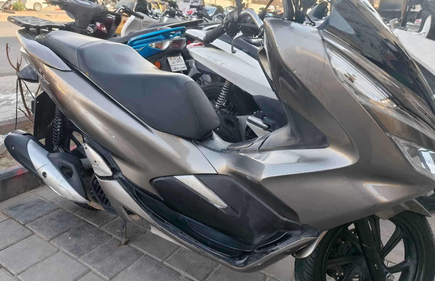 دراجه للبيع pcx ياباني ياباني اصليه
دراجه نضيفه مكينه 150 kF ياباني أصلي بصمه
ماشيه 28 ألف بيها ملاحظات بسيطه
السعر  ١٨ ورقه بيها مجال بسيط 
مكاني بغداد مدينة الصدر
‭***********
