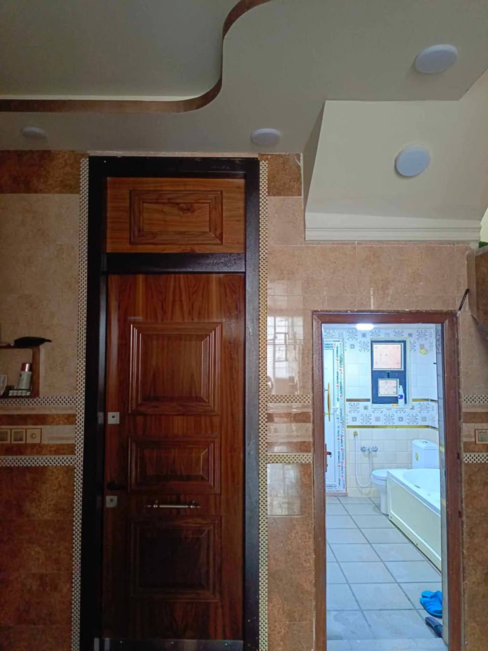 سلام عليكم بيت البيع او مروس حسب قناعه بيت بناء مالته لفين 24 بيت طابقين غرفتين مربع بيت مساحه 120 كونكريت مسلح شارع 15 اللاستفسار مكتب بركات ام بنين *********** تصال أو وتساب حي الوفاء
