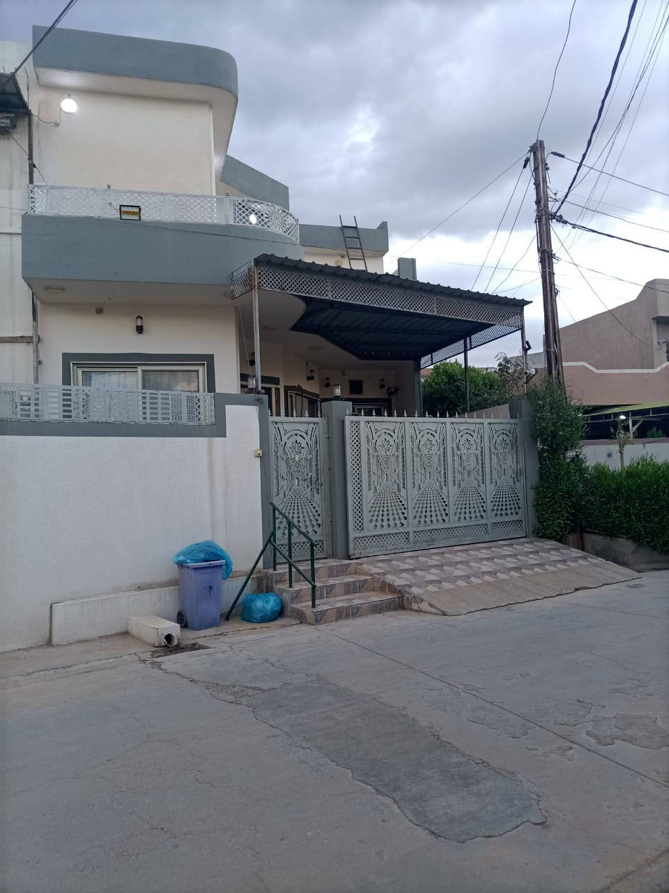 دار للبيع زراعي مساحة 140متر مربع طابقين موقع روناكي مقابل حسابات 4غرف نوم واستقبال هول مطبخ وصحيات كراج البيت فول سيراميك سقف ثانوي اي استفسار عله خاص او اتصل ***********
