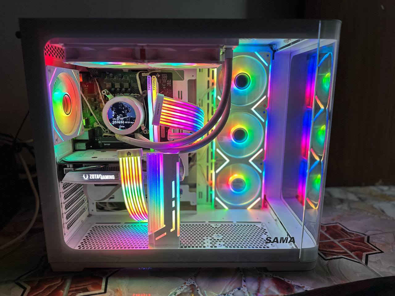 سلا عليكم رمضان كريم للبيع PC🔥 تجميعة كاملة هي وكل الملحقات
المعالج : INTEL CORE 15 12400F
كارت الشاشة : RTX 4060 8GB ZOTAC
المذر بورد : COLORFUL H610M-D
الهارد : lexar ssd m. 2 1TB NM620
البور : DEEPCOOL 600W
الرامات : RAM TForce DDR4 8gbx2 3600 PC WHITE 
المبرد المائي : Liqued cooler SAMA SM240 LCD WHITE
الكيس : SAMA NEVIEW 2851 A WHITE 
الاضاءات : AOSOR AL200 RGB CABLE
الشاشة : galax vivance-27qv va 165HZ 2K
يو بي اس : FARBER 
الماوس :  Logitech G502 HERO Gaming
الكيبورد : ONIKUMA KEYBOARD G52 WHITE 
السماعات HyperX Cloud Stinger Wireless
كرسي كيمنك ماركة : XIGMA TEK
ميز حجم 160 RGB
استخدام شي بسيط وانطي بيها ضمان الفحص على جميع القطع 
السعر 1.550.000 مليون و 550 ألف 
الموقع بغداد / اليرموك 
***********
