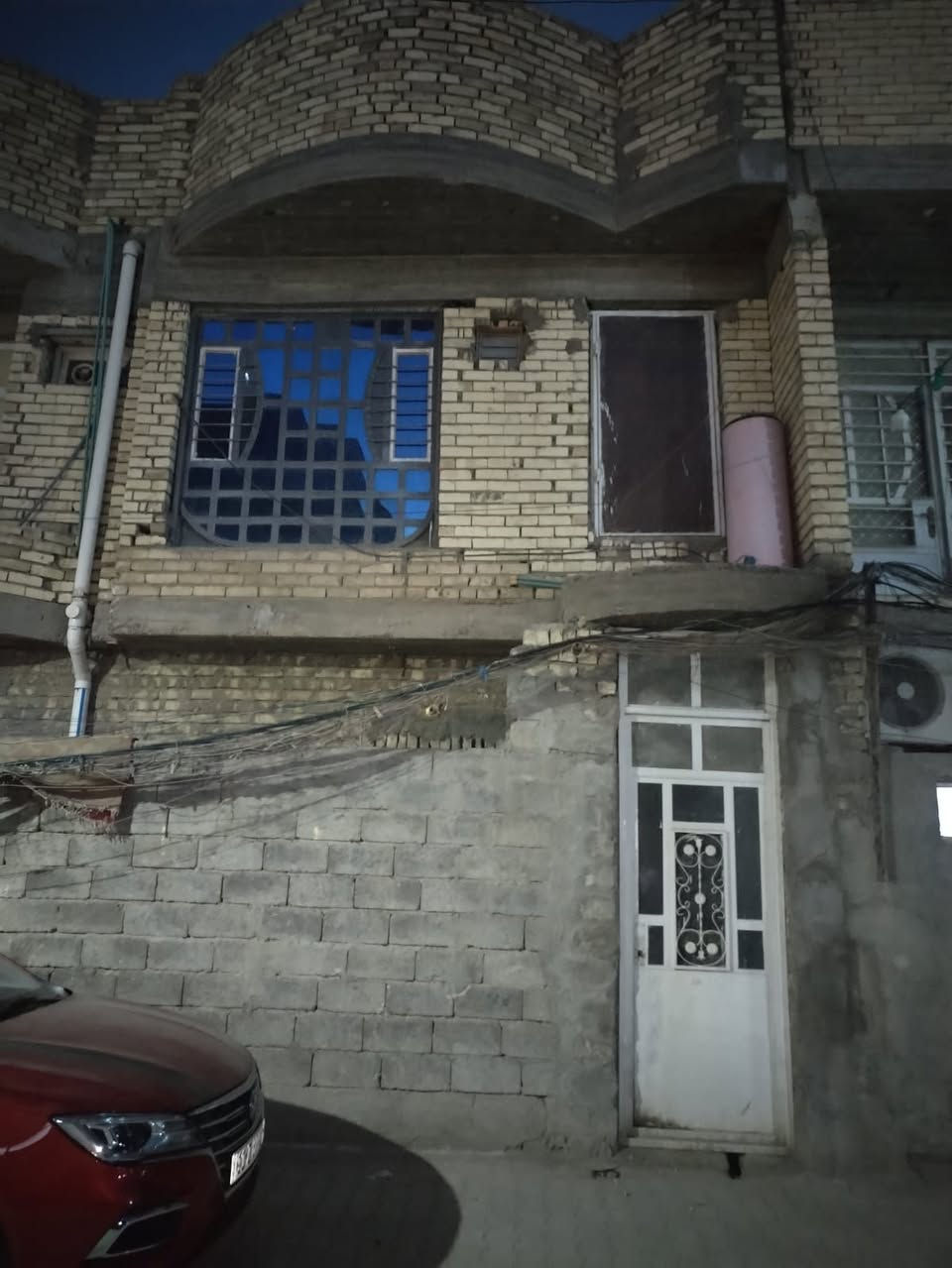 السلام عليكم
شقة نظيفة مامشغولة طابق اول مستقلة مساحتها ٧٥م
بيعا غرفة كبيرة٤×٦،٥
صالة مفتوحة تشمل مطبخ حمام ،بيتونة وسطح نظيف المراجعة معي
***********
شارع ابو هاتو قرب الجامع ركن مقابل ماء ارو
