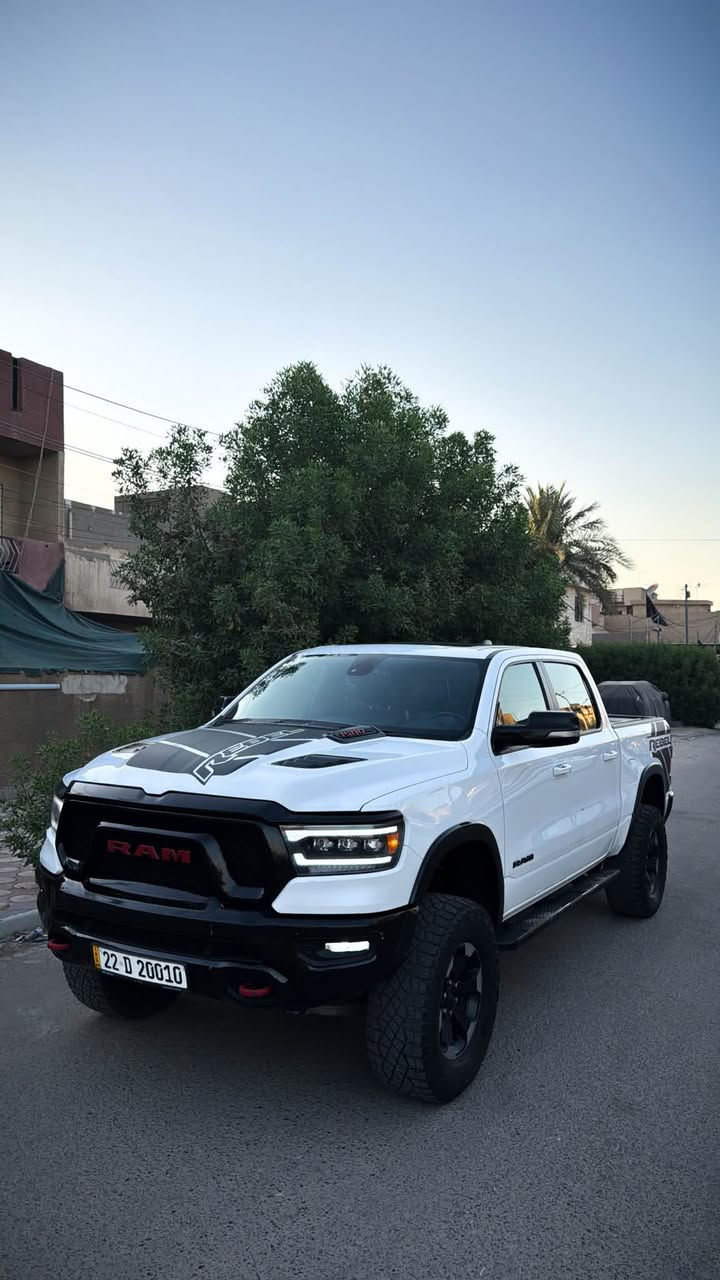السلام عليكم
رام ريبل 2020 
محرك 5700 
دفع رباعي 4WD
رقم اربيل تحويل او وكاله 

‎السياره فول مواصفات بانوراما داخل جلد احمر واسود تدفئه مقاعد وستيرنك شاشه طويله 12 انش نضام صوت هارمن كاردن 
** عليها كت ترفيع اصلي Rough Country 6 انش على ويل اصلي مال سياره وتاير اصلي GOOD YEAR قياس 35x12.5R18 

حادث السياره موضح بلصور 
جاملغ خلفي صبغ باب تبديل نفس اللون ايرباك برده فقط رقم شاصي 1C6SRFLT6LN147056

السعر 31,500$ وبيه مجال 
للاستفسار *********** مكانها بغداد
