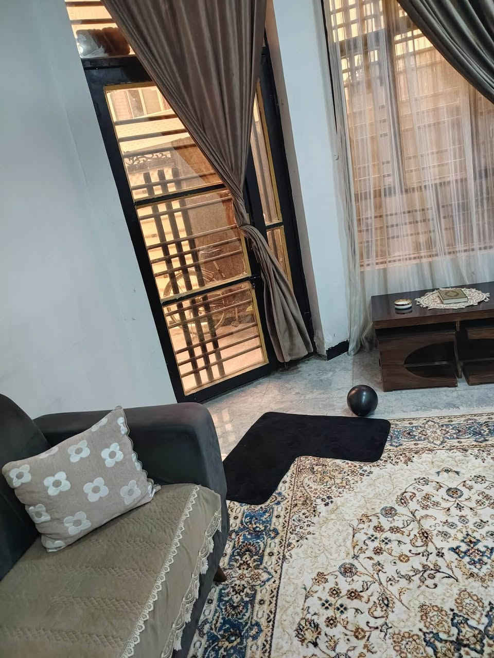 السلام عليكم البيع ١٠٠ متر طابق واحدمجمع السلطان الرابع يرهم مراوس ٥٠(٦٠ متر (***********? السعر 100
