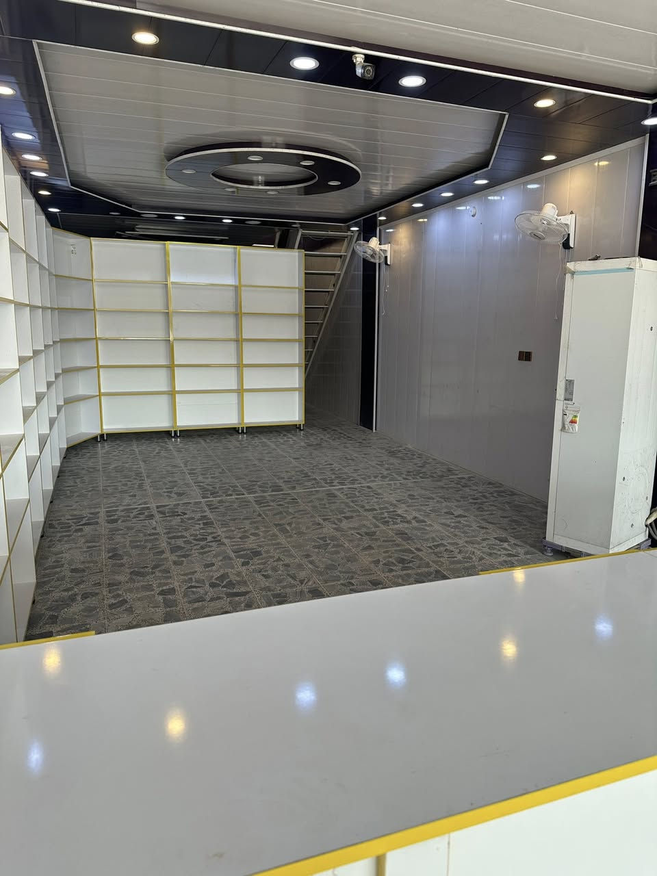 السلام عليكم 
للبيع فاترينة عرض جاهزة فوراً 🔥

فاترينة درجة أولى
✔️ العرض 1 متر
✔️ الارتفاع 240 سم
✔️ قدم 10 سم
✔️ قوية ونظيفة
عمق الرف ٣٠ سنتم 
مناسبة لكل المحلات
صيدلية – مواد تجميل – سوبر ماركت

العدد المتوفر 50 فاترينة
📍 بغداد حي الخضراء 
📞 التواصل خاص أو واتساب فقط : 
***********

سعر مناسب والبيع سريع ⏱️
