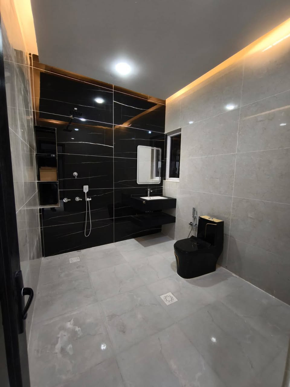 ا#يالله سلام عليكم واسعد الله اوقاتكم
 ***********
 اليوم تحفه

دار سكن قاطين للبيع بناء 2026
مو بيت عباره عن فيلا ماشاء الله 
يتكون من 6 غرف منام وديوان 

جنس العقار طابو ملك صرف يتحول باسم المشتري ثاني يوم

#المساحه250 متر 

يحتوي القاط الاول على غرف منام 3 كل غرفه بيها حمام 
و ديوان كبير
و مطبخ 
او مناور
و صاله و وصحيات داخلي وخارجي 
وگراج وحديقه 🌲🌴🌹
اما القاط الثاني يحتوي على غرف منام 3  منهن بيهن حمامات 
بلاضافه الى صاله وصحيات 

العنوان بصره أبي الخصيب سبيليات الغربيه
موقع راقي 😎 

جميع الخدمات متوفره ماء كهرباء شارع تبليط 15 متر 
شغل البيت كله درجة أولى

السعر 250مليون  و بي مجال للشراي
للاستفسار تصل ***********
