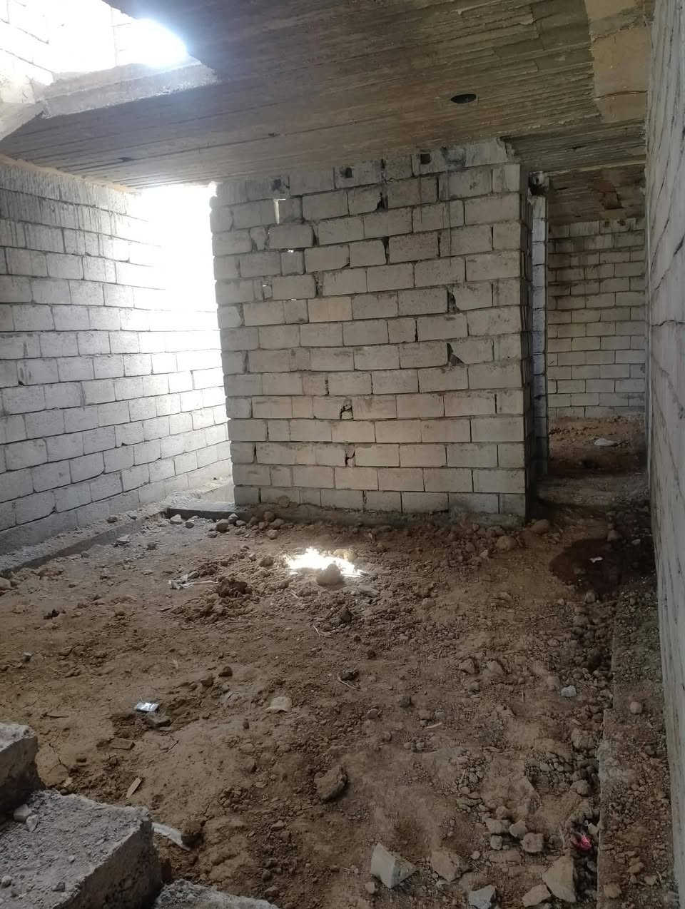 يالله سلام عليكم هيكل للبيع بغداد المدائن قرب مرقد سلمان المحمدي ع زراعي على قرار ٢٥ خدمات خدمات كامله تبليط كهرباء ماء علماً الشبابيك والبيبان موجودات كلهن تفصات جاهزات المساحه ١٠٠ متر السعر ٣٧ وبي مجال للاستفسار الاتصال على الارقام *********** أو *********** وات ساب
