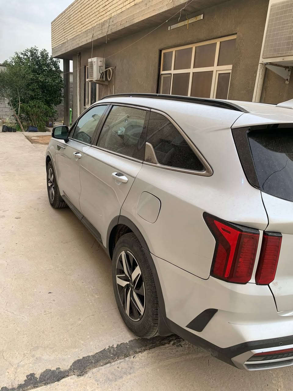 السلام عليكم
سورنتو 2023

2500 توربو اربعة سلندر

٧ اراكب

رقم بغداد

لون سلفر 

ماشية21600 (ميل )

حادث السيارة  خلفي 
كما موضح بالصور 
مواصفات السيارة؛

داخل اوفايت

قطعتين تبريد 

صندوك كهرباء 

جام اوتو ٤ جامات 

مداخل شحن يو اس بي بالكشنات و الكشنات الخلفية و يم الكير 

كشنات تدفئة 

حساسات امامي خلفي

كامرة خلفية 

رادار امامي خلفي 

نقطة عمياء جانبية 

توقف ذاتي للطوارء 

اوتو هولد 

تثبيت مسار + تحديد مسار 

هزاز بريك ستيرن كشن للرادار 

شاشة عطلات 

شاشة جبيرة 

تحكمات ستيرن كاملة 

رادار مثبت سرعة 

اوتو كار بلي 

ابل كار بلي 

وبعد هواي مواصفات خير بيها 

سعر السيارة260 وبيها مجال 

المكان : التاجيات قرب معمل الغاز 

***********
