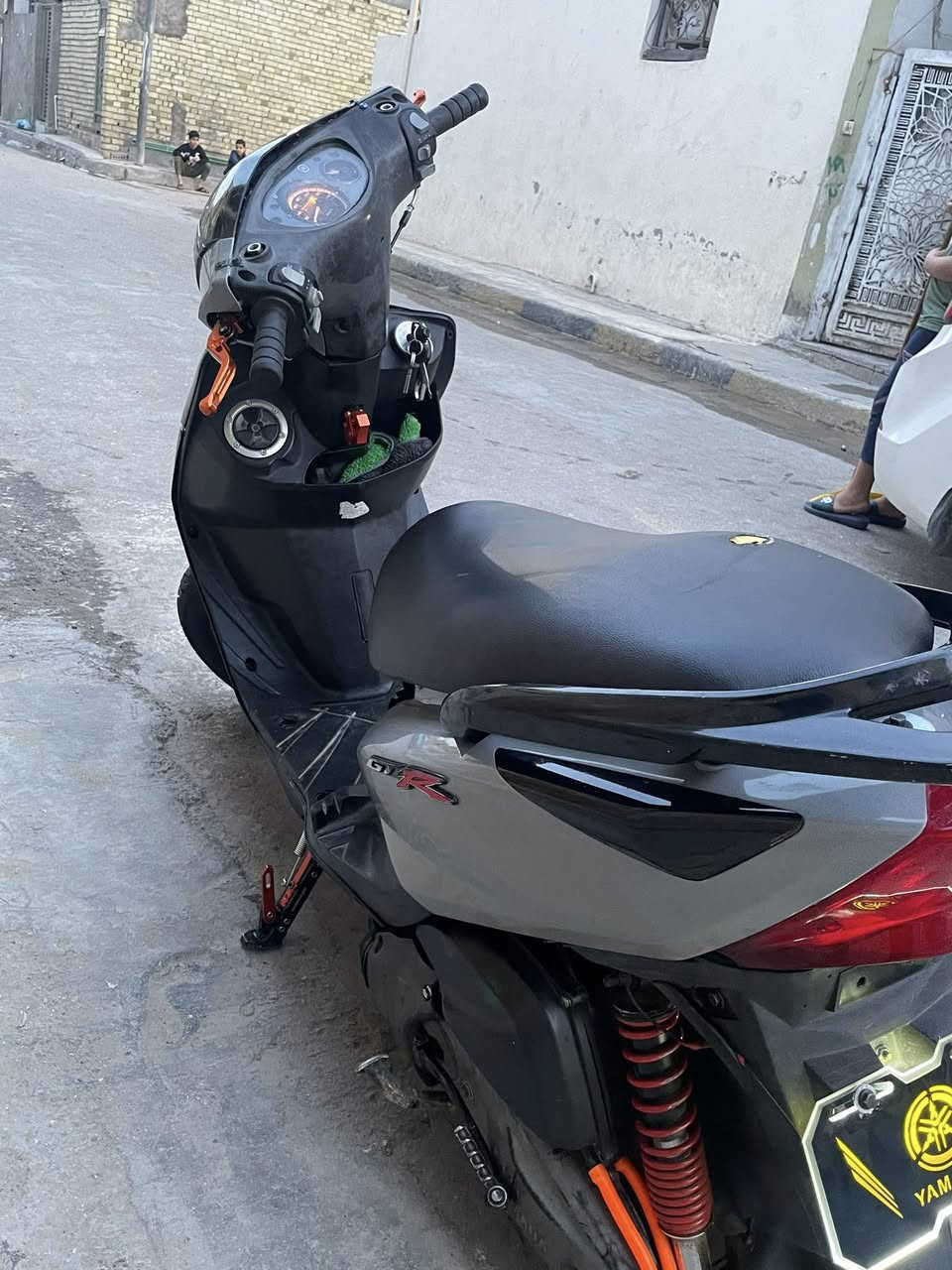 ثعلب ١٤٠ 
لونها السابق احمر وصبغتها سمنتي 
بوشه ٥٨ونص 
كلج امامي رياضي 
ستاند صفح رياضي 
يدات رياضي 
تعلاكه رياضي 
صالنصه رياضي 
لايت لونين ثلجلي و اصفر 
اشاير رماش 
تايرات امامي وخلفي جديد  ولونهن اسود مصبوغات 
باتري جديد 
سلف رياضي 
بنزات جديده 
هلال هندر جديد 
كابريتر بيت سهم جديد 
بلك جديد 
ملاحظه المحرك فاتحه اني بيدي  ومبدل بي روله تفصيخ اصليه 
الدراجه شاهد الله مصروف عليها هواي 
وبل عافيه على الياخذها 
السعر ٦٥٠ 
*********** 
بغداد
