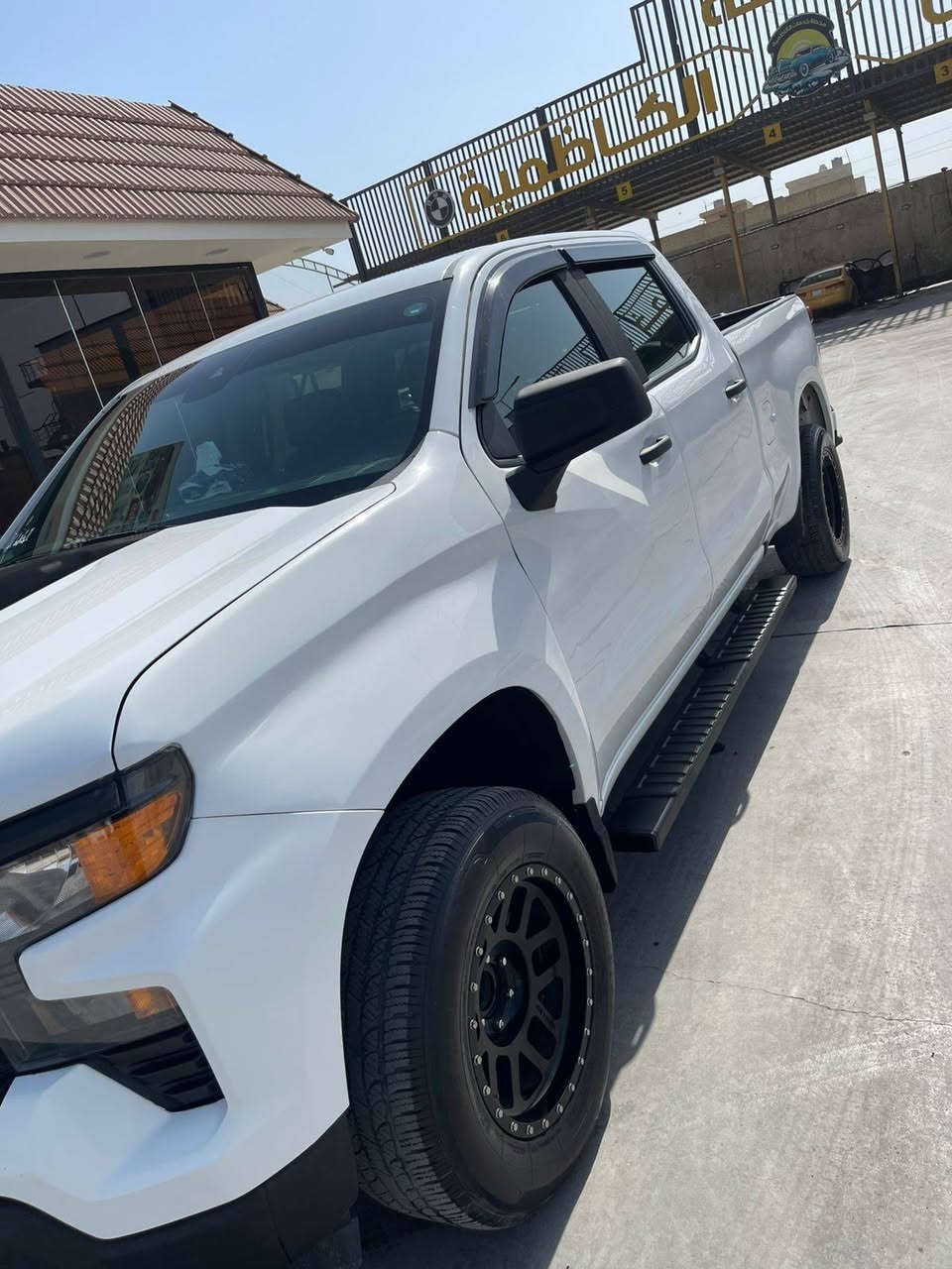 السلام عليكم سلفرادو موديل ٢٣  باب طويل بيع او مراوس حسب القناعه 
رقم اربيل 
بيها قطع صبغ ابيع حزام 
بدون ايرباك 
محرك ٨ سلندر 
ما بيها اي نقص ان شاء الله 
***********
