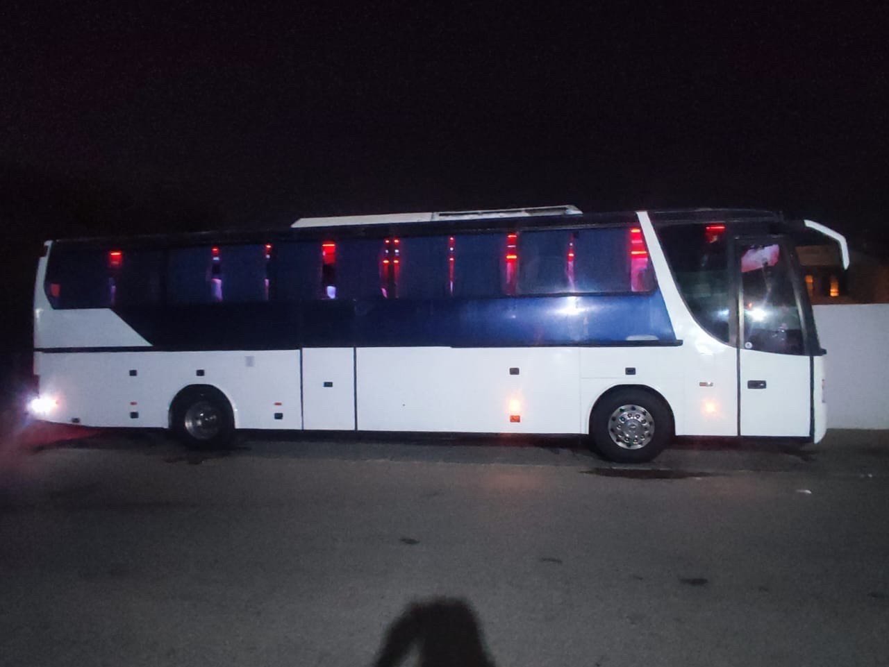 السلام عليكم ستره الفينيه سنويه 2001مارس رقم انكليزي الون ابيص ملوان بسمي عداد الركاب 49راكب خط وبحث جداد بصره نجف مكينه استاندار 8سرندر كير صطر اربعه بربعه تبريد شباح جبير تخم تايار باتريات جداد سياره جاهزه العمال شغاله عل وفود
بيع او مراوس حسب القناعه سعر الباص 300ورقه يعني 3دفاتر 
وهاذه رقم مالك الباص /***********/ بي واتس اب وربي يرزق الجميع
ما هو موديل الحافلة وسنة تصنيعها؟: 
2001
هل هناك أي صيانة حديثة أو قطع غيار مستبدلة حديثاً؟: 
لا
أين موقع البيع في العراق؟: 
النجف حي المكرمه 
ما هو السعر المطلوب للحافلة؟: 
300 ورقه إذا وجد مراوس بسياره صغيره 