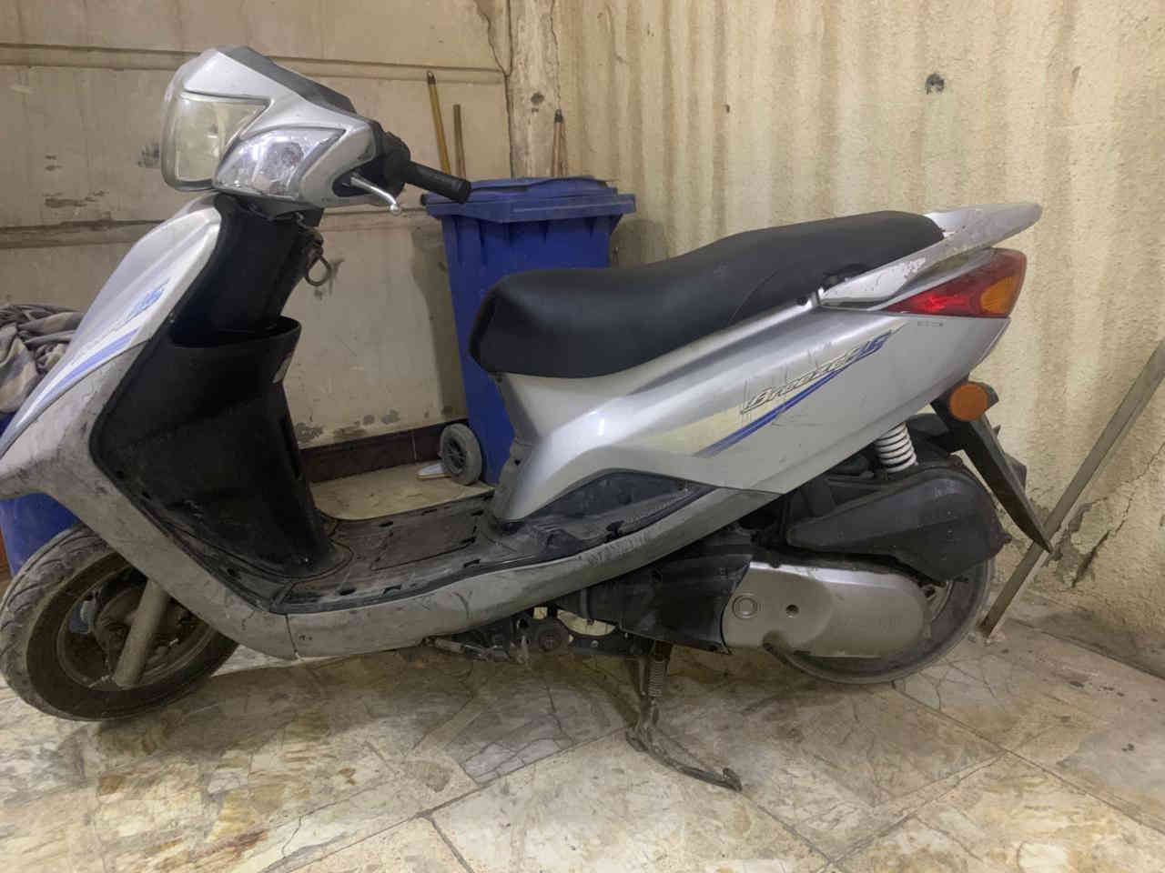 سلام عليكم للبيع دراجه بغبغاء نكره سلف
صارلها سبوع نزلتها رمبه دراجه جديده شلعه 
مكاني بغداد الجديده سعر مليون و٥٠  
***********
