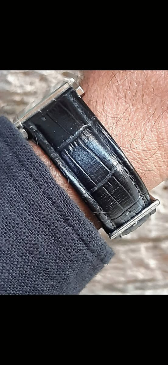 تحية طيبة .
#Romanson_Tank_Dl4191SMWHBK_Swiss_Quartz .#رومانسون
كلاسك موديل تانك صناعة سويسرية كوارتز
بمينا لون اسود مزينة بعلامات فضية بسيطةوعقارب نحيفة وزجاج من الياقوت الكرستال المقاوم للخدش (Sapphire Ctystal ) وهيكل مصنوع من الفولاذ المقاوم للصدأ  الأبعاد 24×34
مام مع الاذانات 42 ملم . النظافة تامة . وبلادية بالكامل .


**إذا كنت صاحب هذا الإعلان وتريد حذفه لأي سبب، رجاءا أرسل رسالة إلى الدعم الفني**