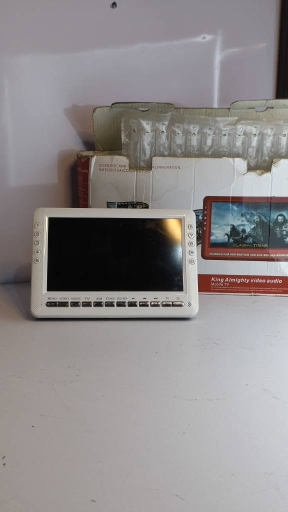 MOBILE TV 🎞
شاشة LCD 
جودتها HD 
تحتوي على راديو 
و TV ومشغل فيديو وموسيقى وعارض صور وقارئ كتب صوتية وتسجيل صوت 
تدعم ال pal و NTSC  
بيها منافذ av in و av out  و منفذ mic ومنفذ USB و TF CARD 
بيها سماعة وتشتغل عالشحن بطارية داخلية 
يجي معاها الكارتون مالها بس تعبان وكيبل شحن وفيش ثلاثية لل AV 
السعر 45 ألف ✨
متوفر توصيل كافة المحافظات


**إذا كنت صاحب هذا الإعلان وتريد حذفه لأي سبب، رجاءا أرسل رسالة إلى الدعم الفني**