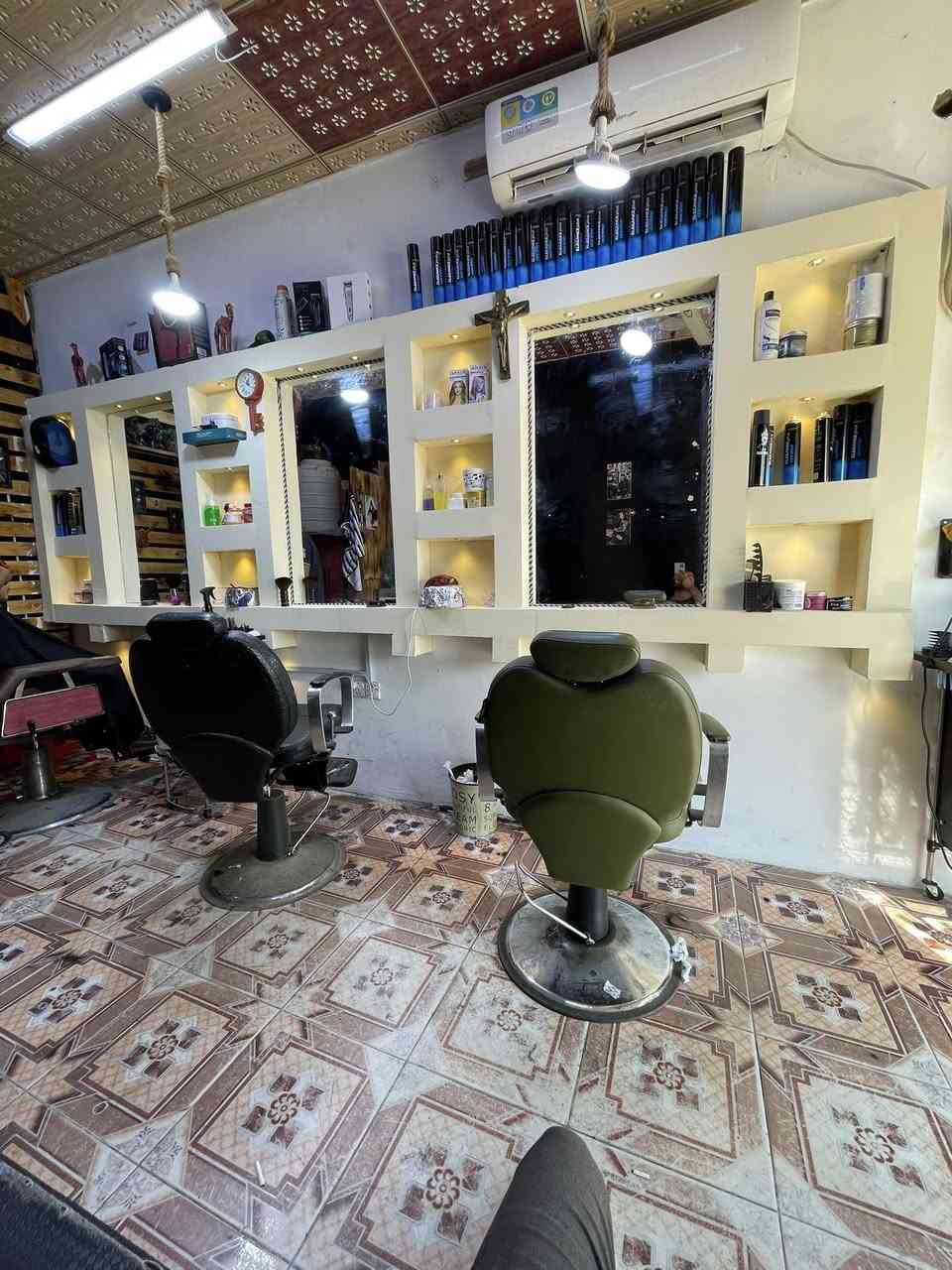سلام عليكم صالون حلاقه للبيع بصره قبله سوق ام هاني مقابيل سايدين مستوصف حي القائم صالون يشمل ٣ كراسي وسبلت وبراد وقنفات عدد ٢  وميوزه عدد ٢وجهاز بخار وليزر بشره وجام خانه وبراد مي محل طوله ٥ متر وعرضه ٣ امتار محل متوجه وخير من الله ايجار المحل ١٥٠ الف وسعر المحل مليونين وبيه مجال رقم ***********
